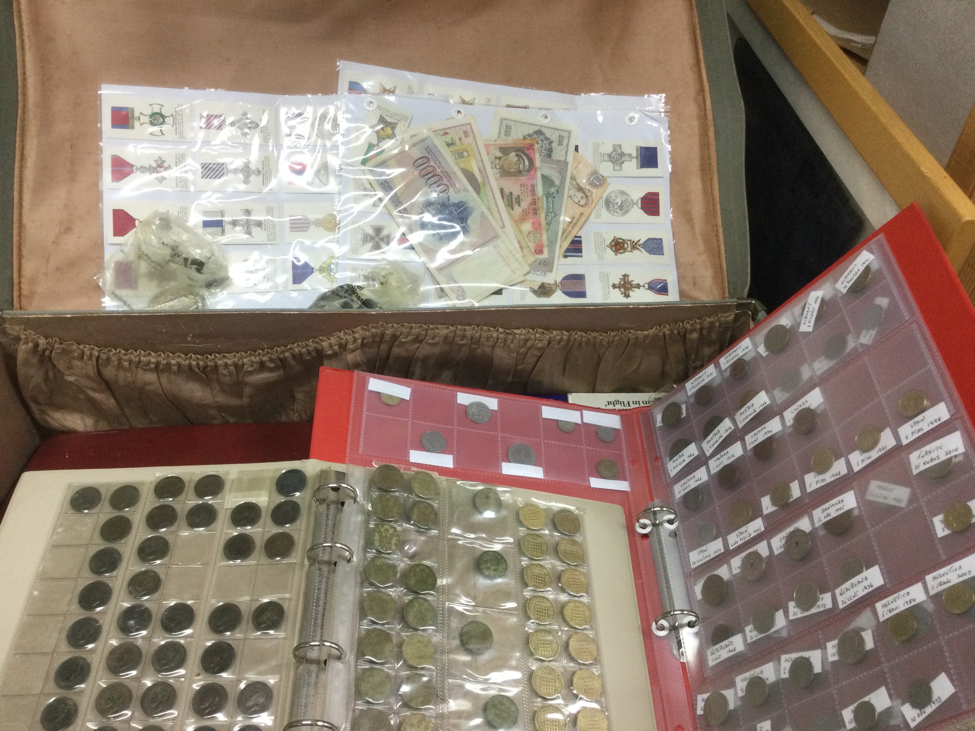 A suitcase of GB and foreign coins and bank notes. Shipping category D.