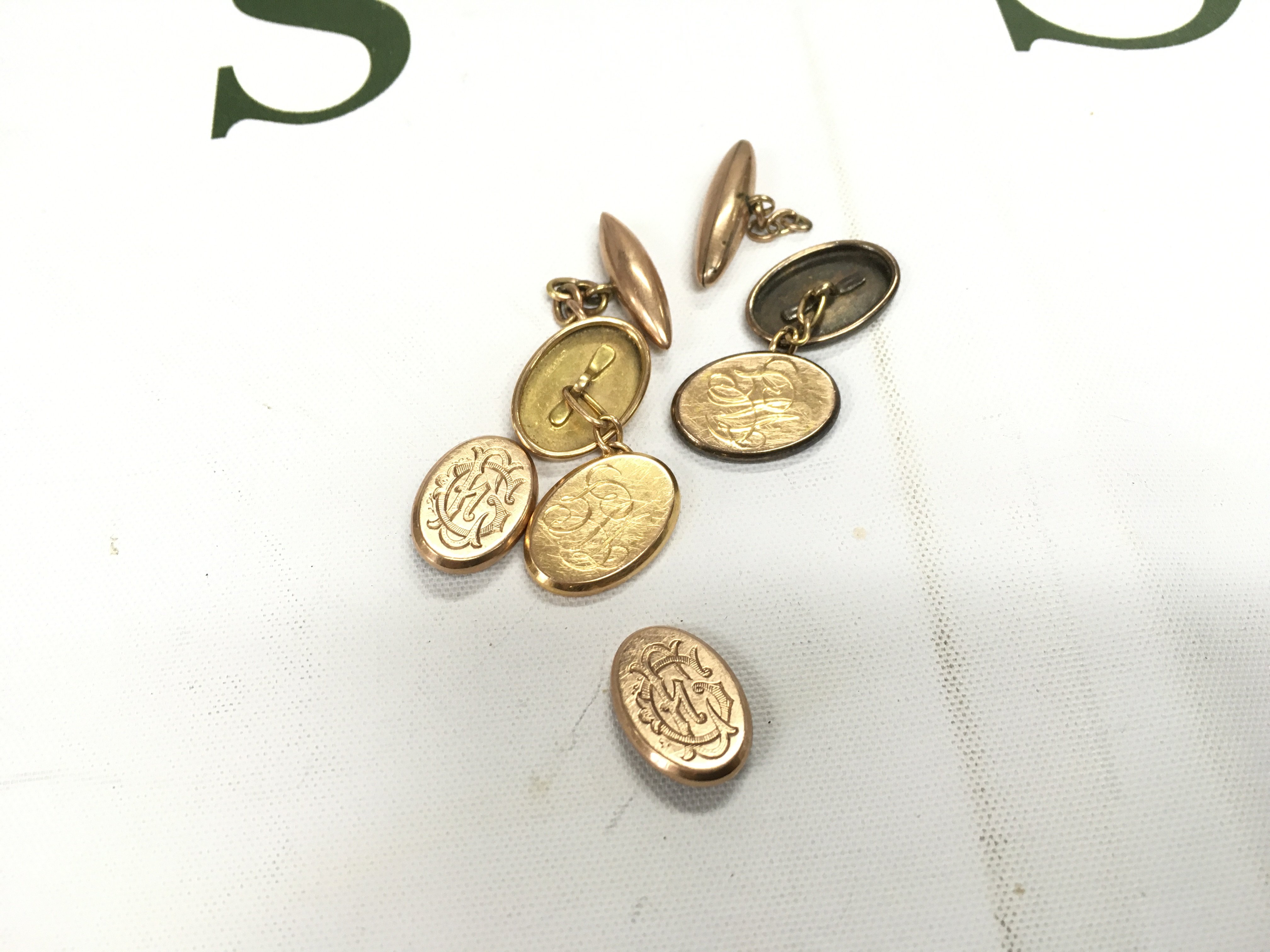 One pair of 15ct cufflinks and a pair of 9ct cufflinks. Approx weight 8.66 grams.