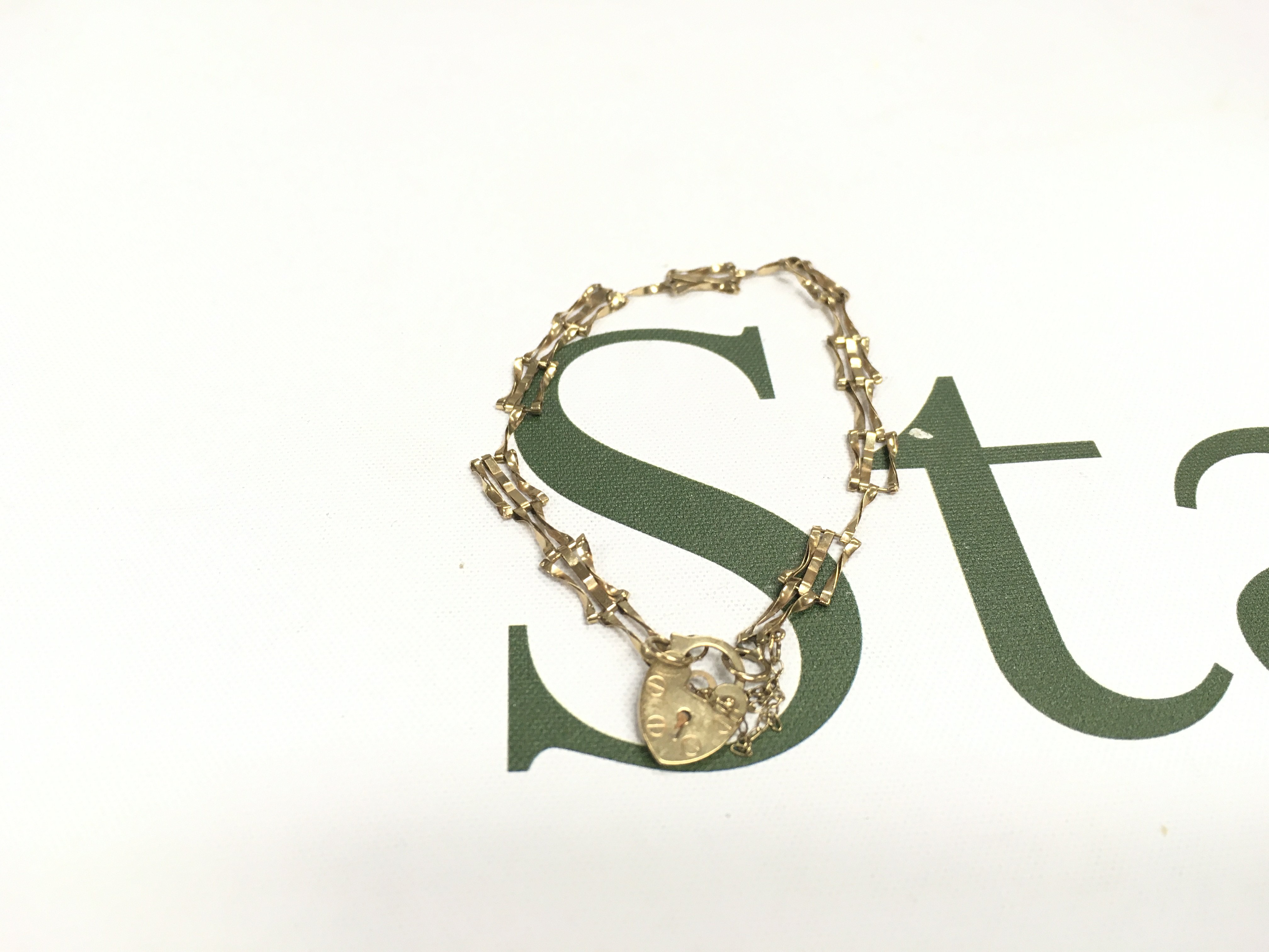 A 9ct gold gate bracelet with lock clasp. Approx weight 2.23 grams.
