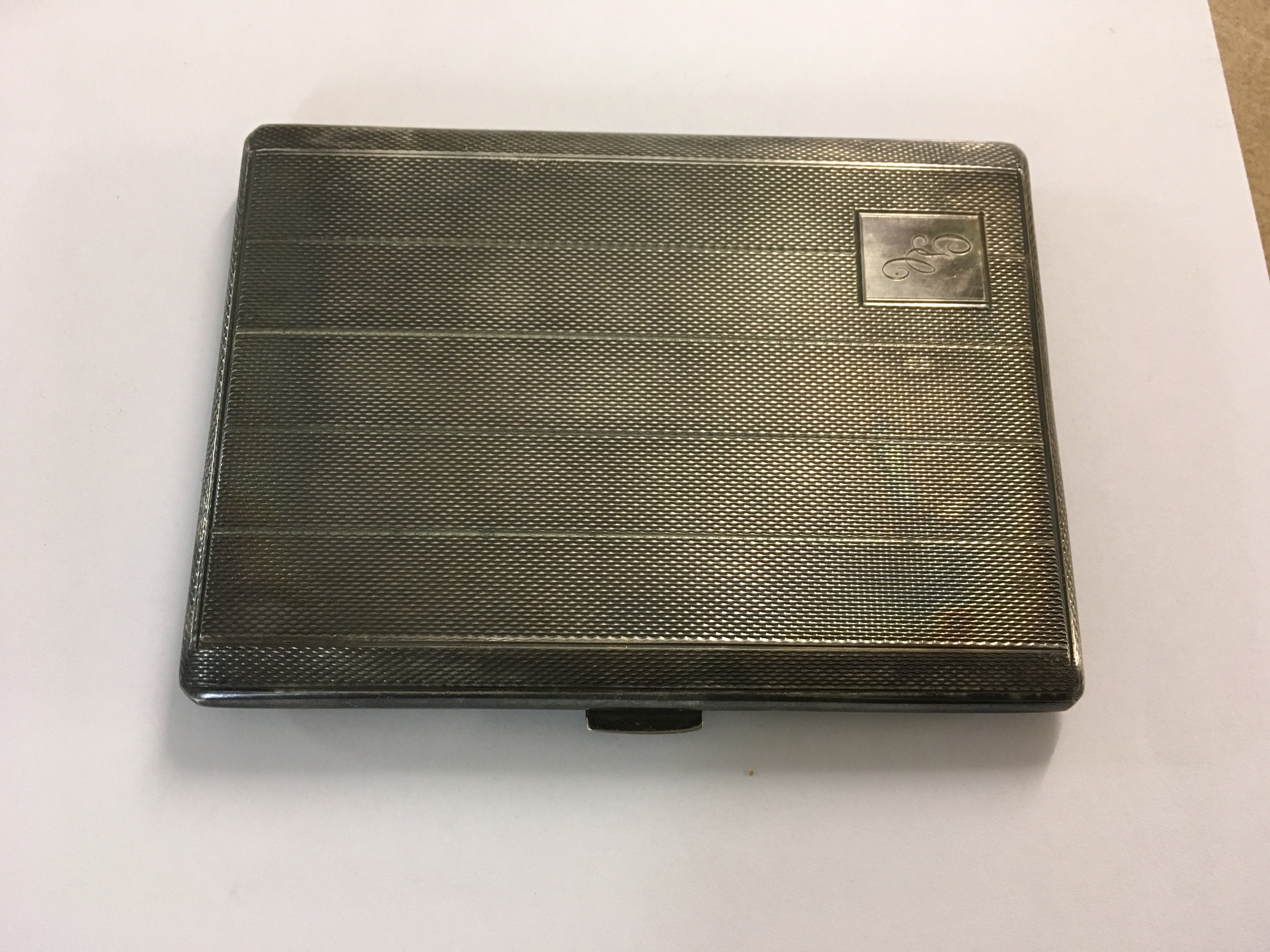 A silver cigarette case 155 grams.