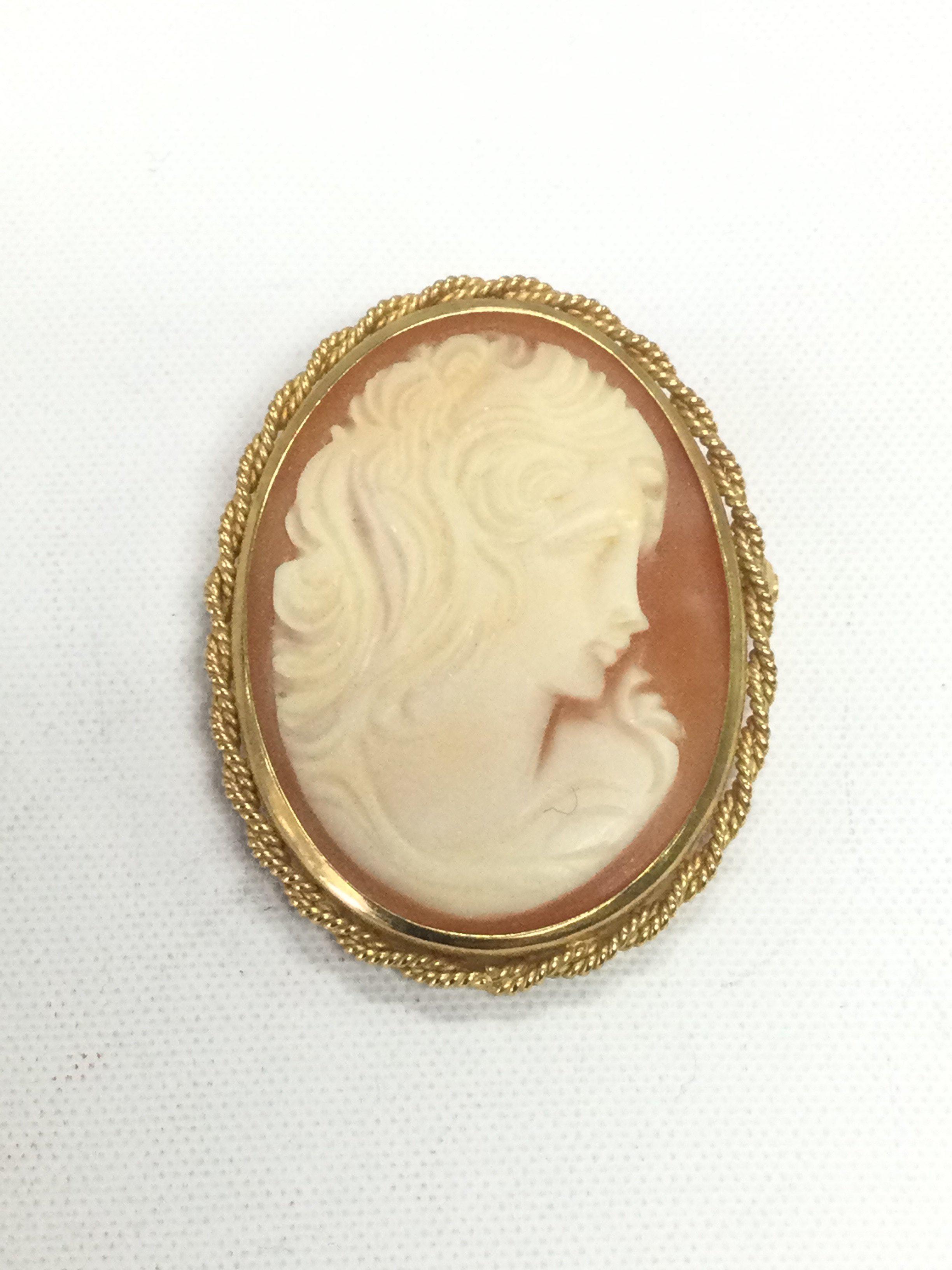 A 9ct gold cameo brooch, approx 4cm. Shipping category A.