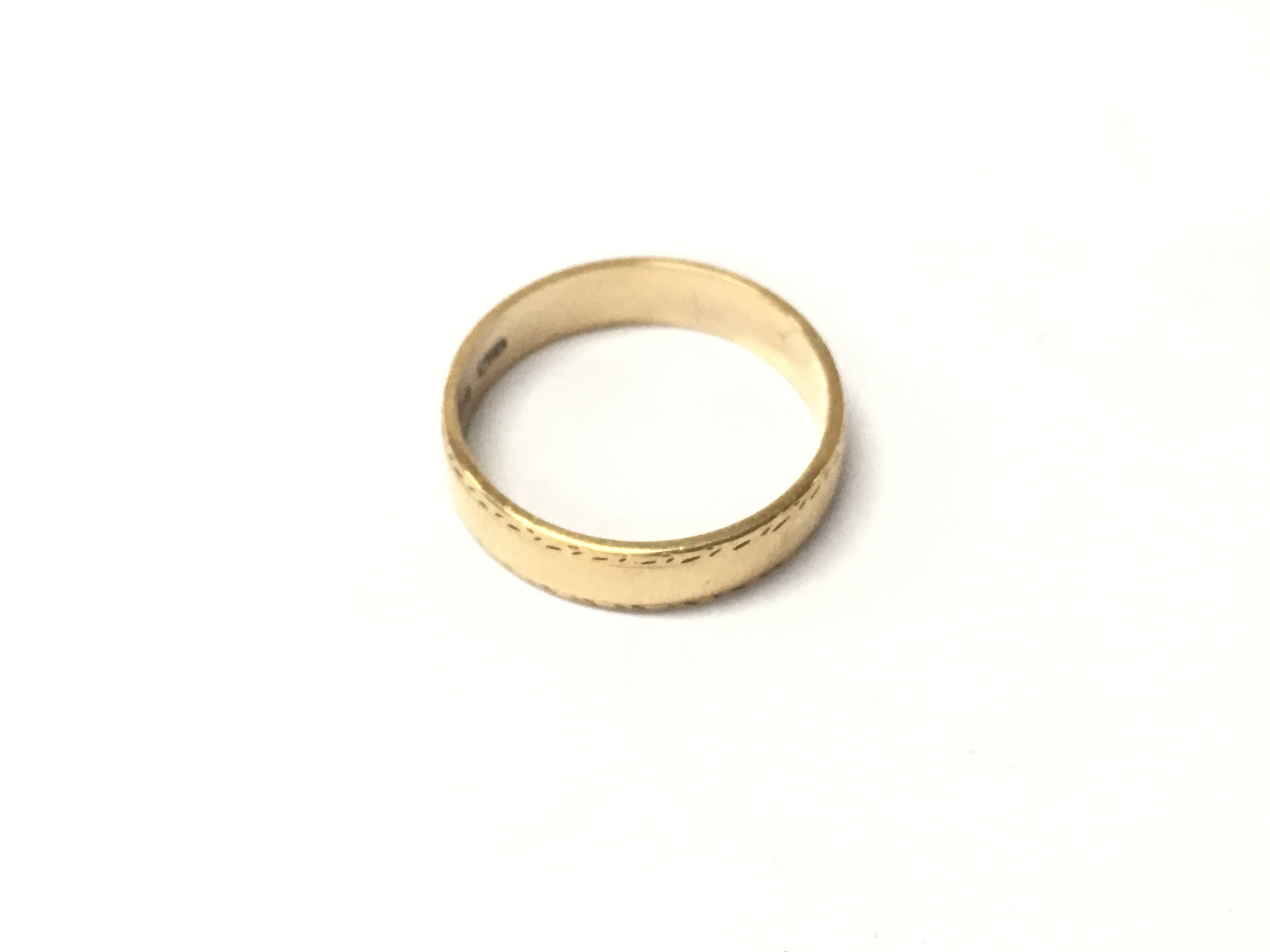 A 9ct gold wedding band, Approx weight 2.62 grams, size O.