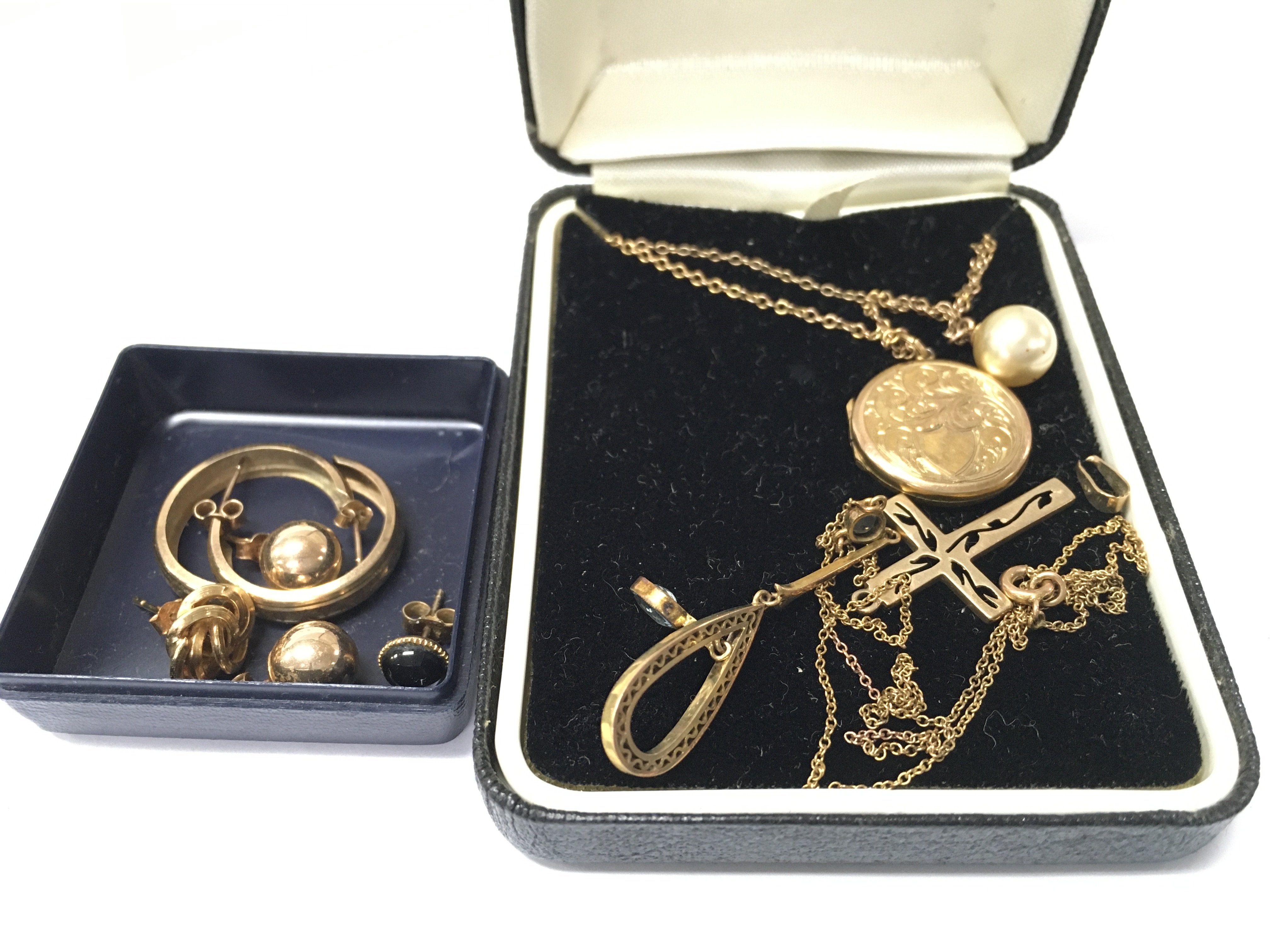 An assortment of gold including pendants, chains and earrings. Appox weight 11.20 grams.