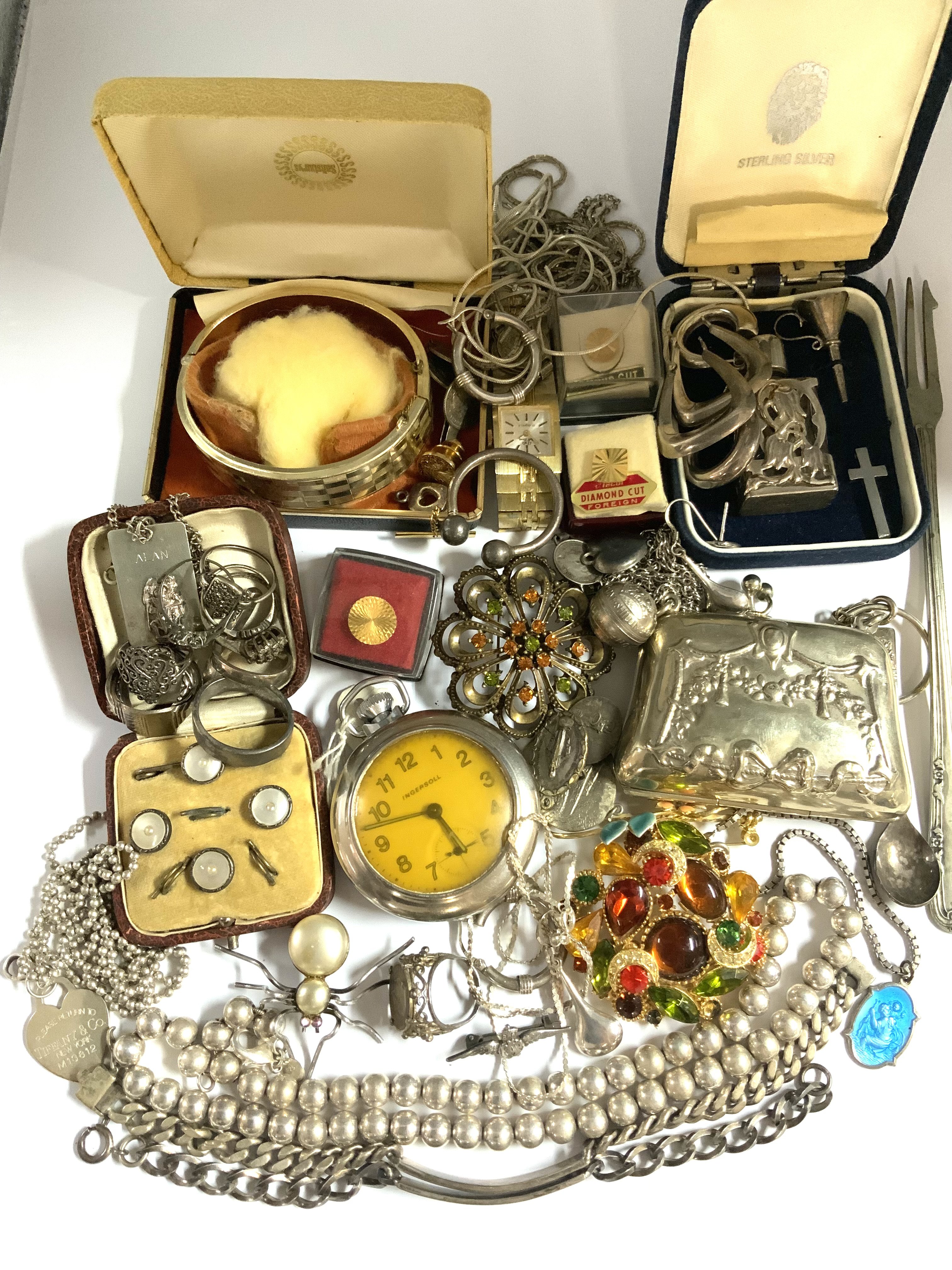 A mixed vintage lot of silver and costume jewellery. (A)