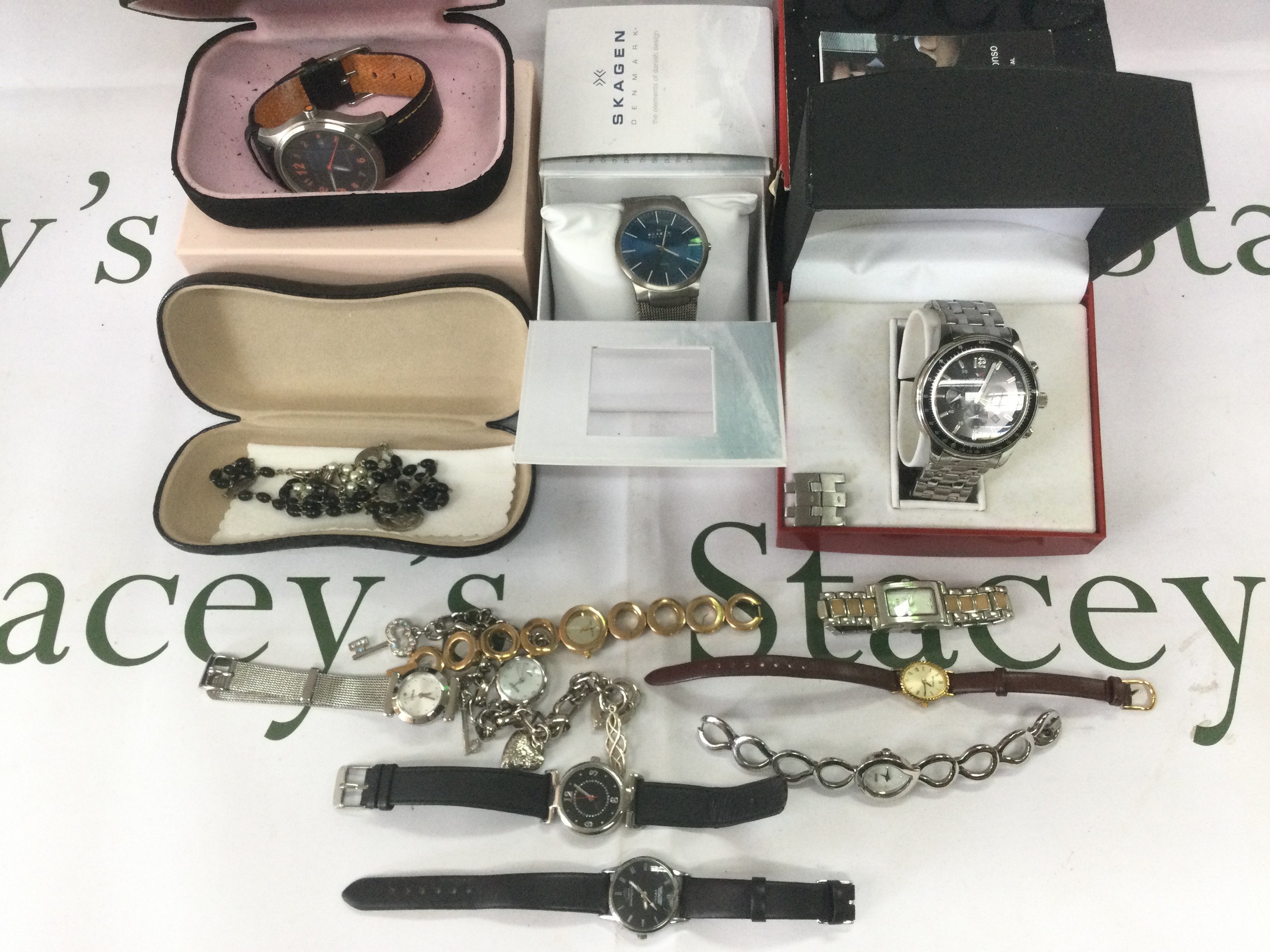 A collection of various watches, some loose and some boxed. Shipping category D.