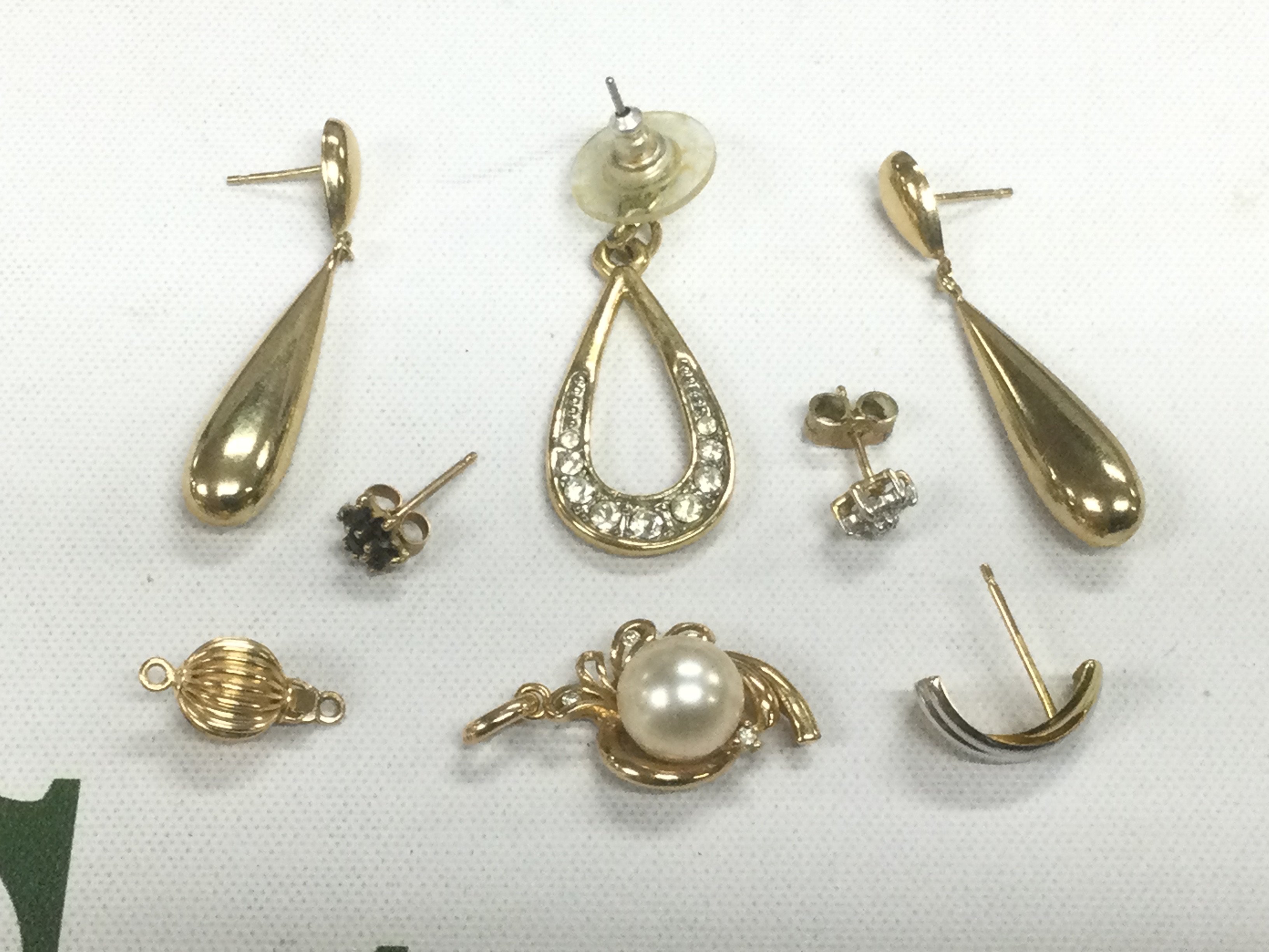 A small collection of gold and yellow metal jewellery, total approx weight 8g. Shipping category A.