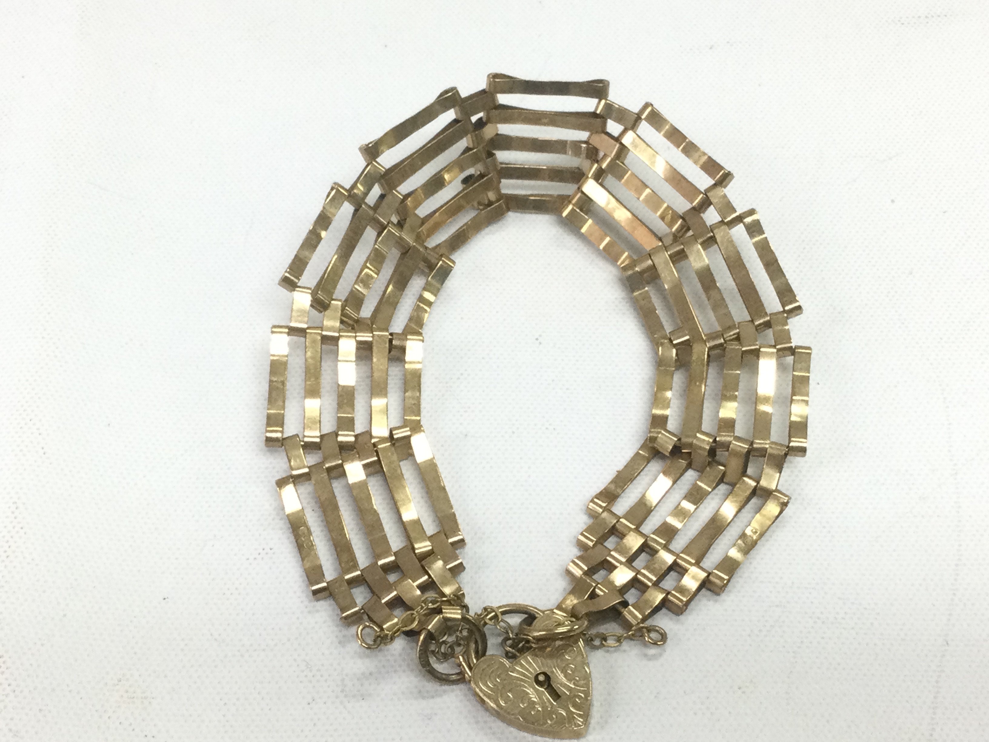 A 9ct gold gate bracelet, approx 10g. Shipping category A.