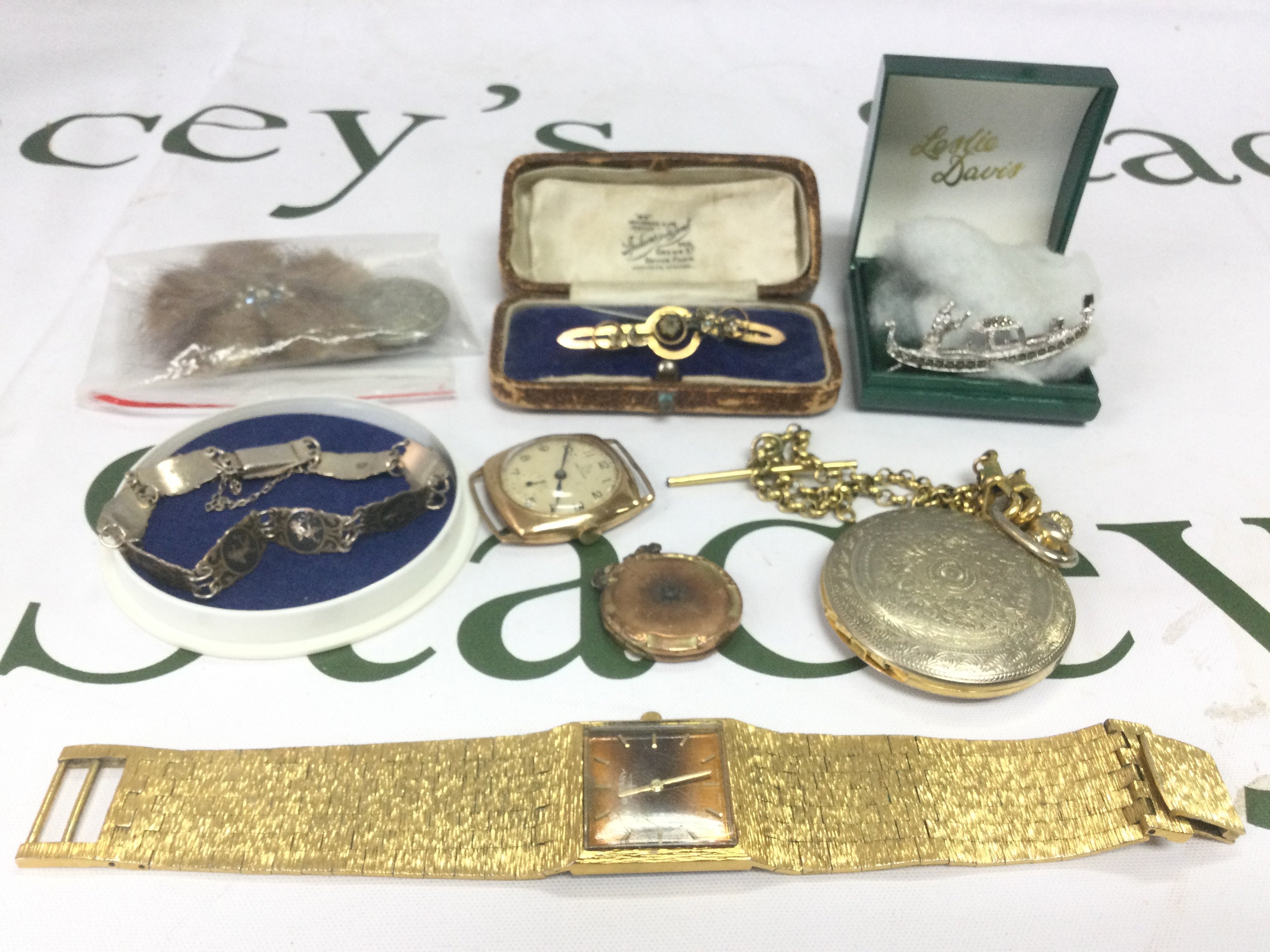 A collection of jewellery including watches, brooches etc. Shipping category A.