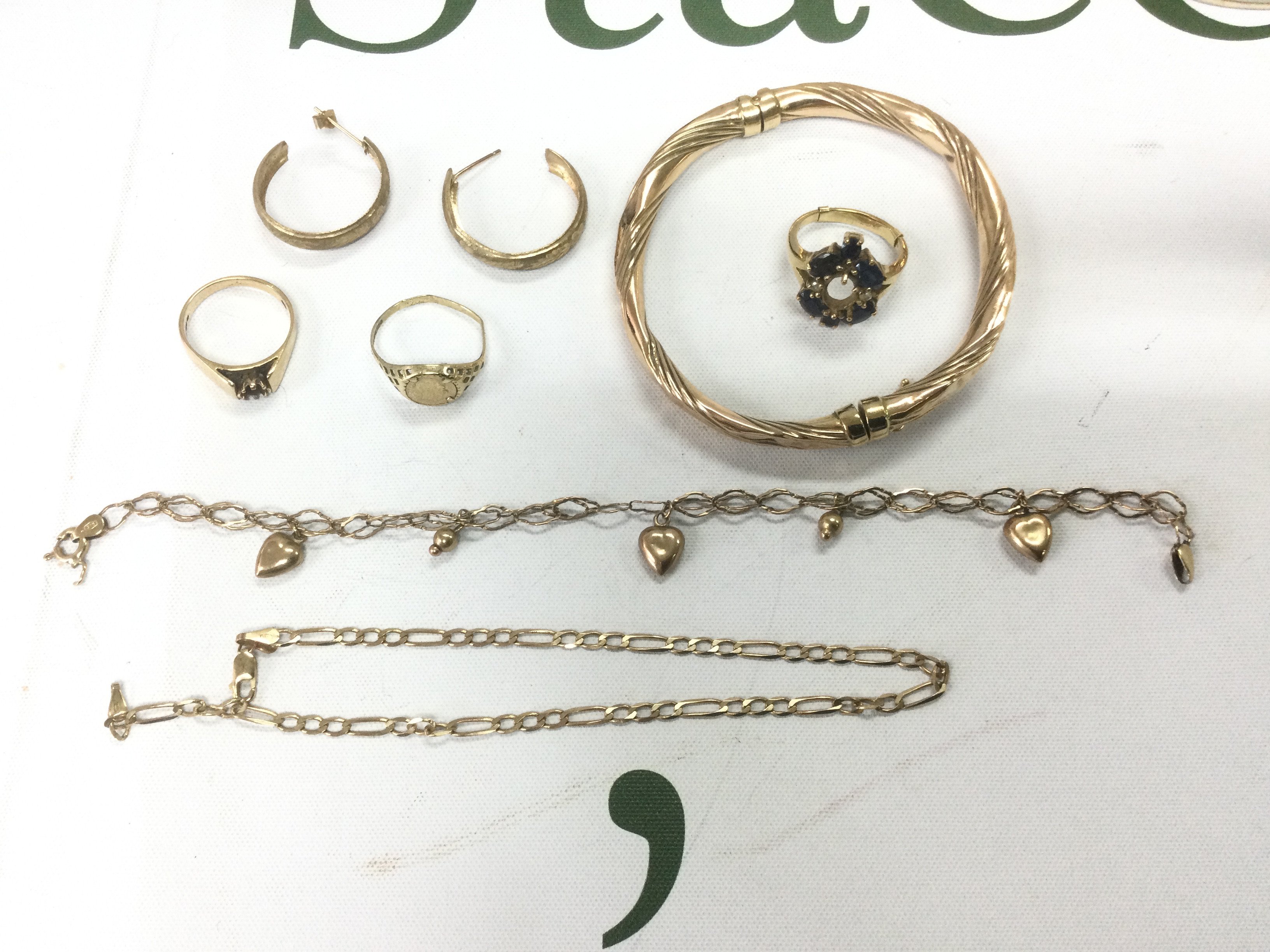 A mixed lot of 9ct gold jewellery, approx 23.3g. Shipping category A.