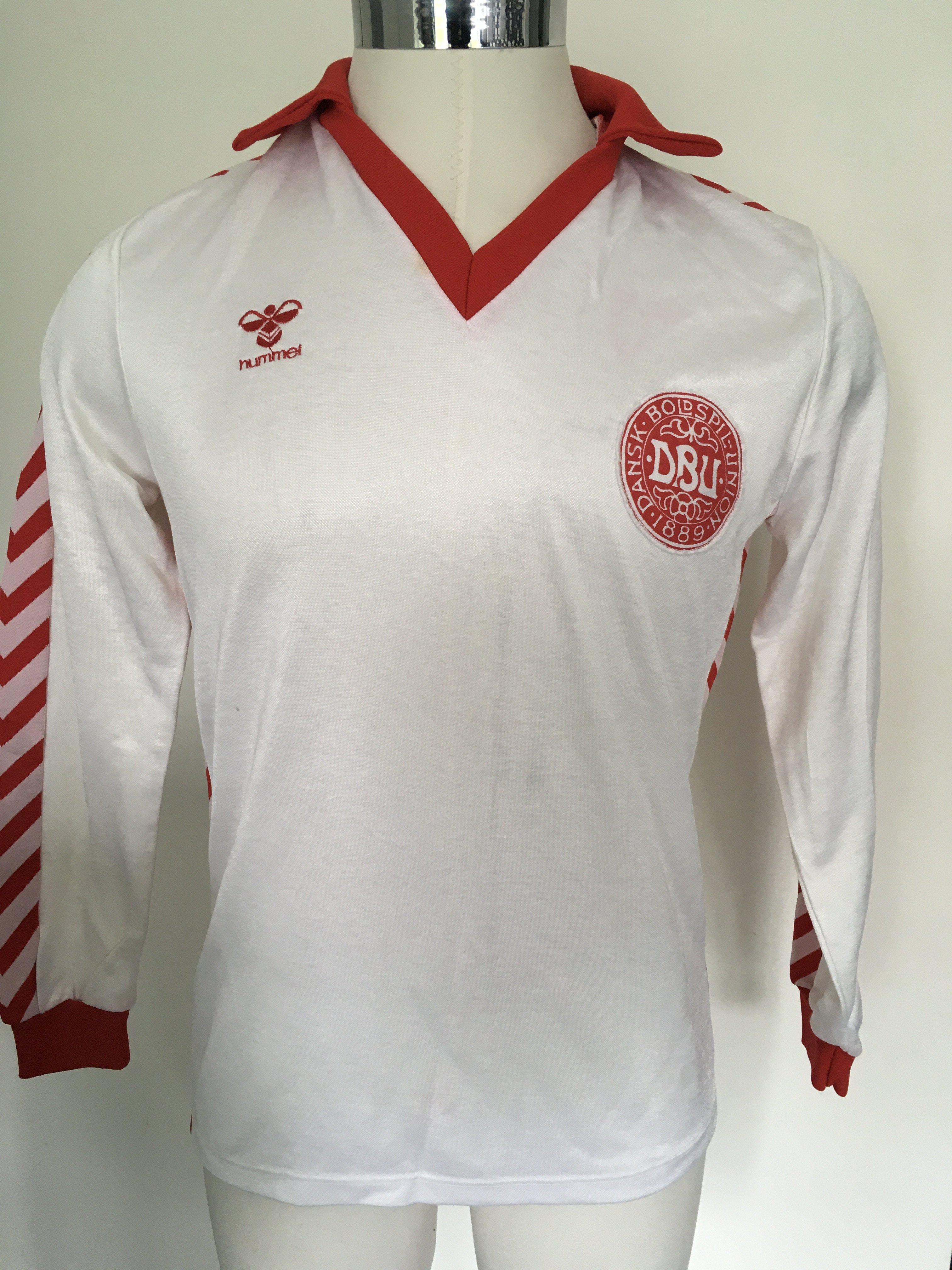 1979 Denmark Match Worn Football Shirt: White long sleeve Hummel with number 9 to rear. Worn by Allan Simmonsen v Republic of Ireland on 2 5 1979. Swapped with Eire player Mick Martin who is prepared to issue a COA.