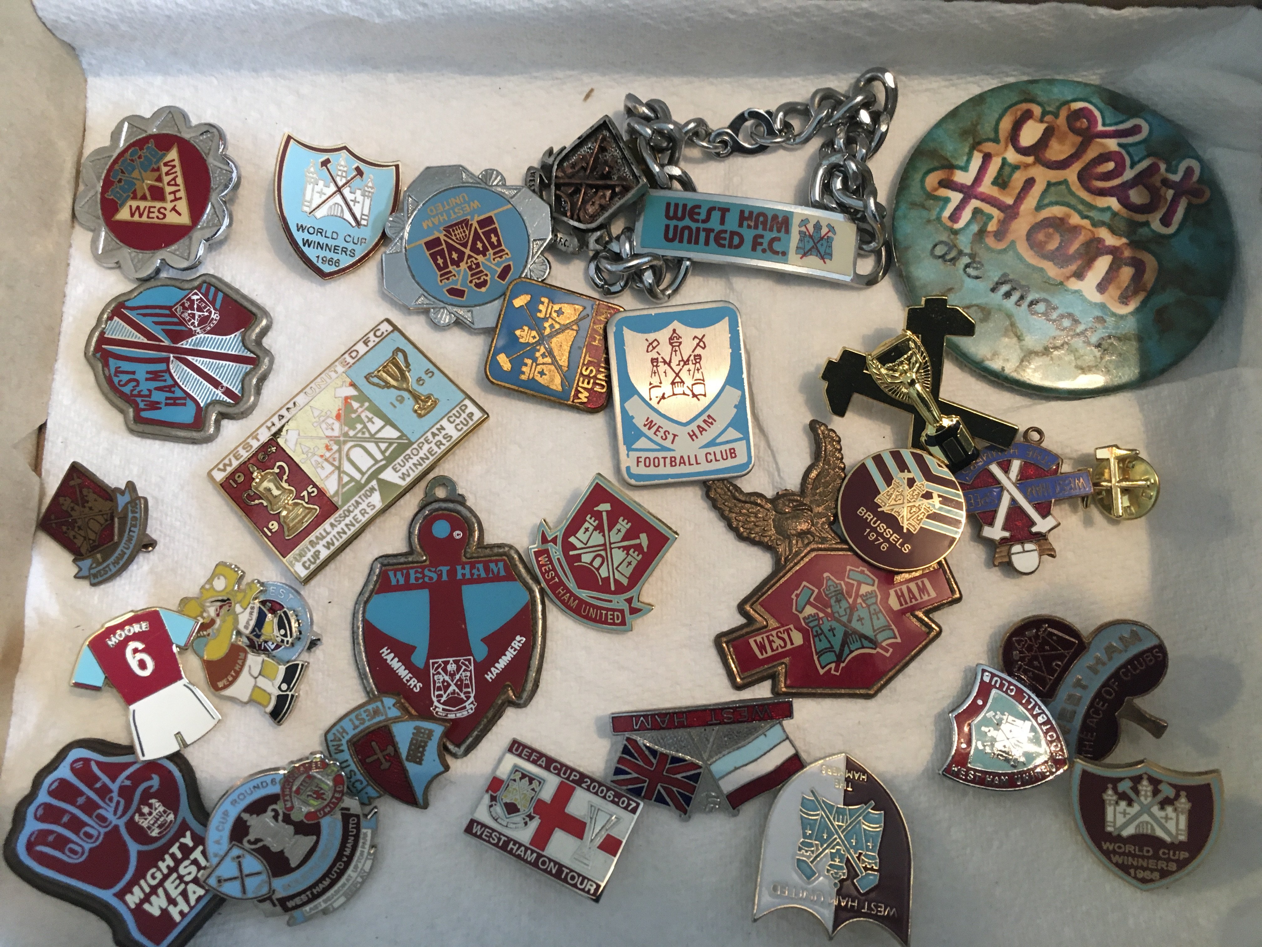West Ham Football Badge Collection: 70s + 80s badges together with an ashtray made in Italy and a bracelet. Good. (30)