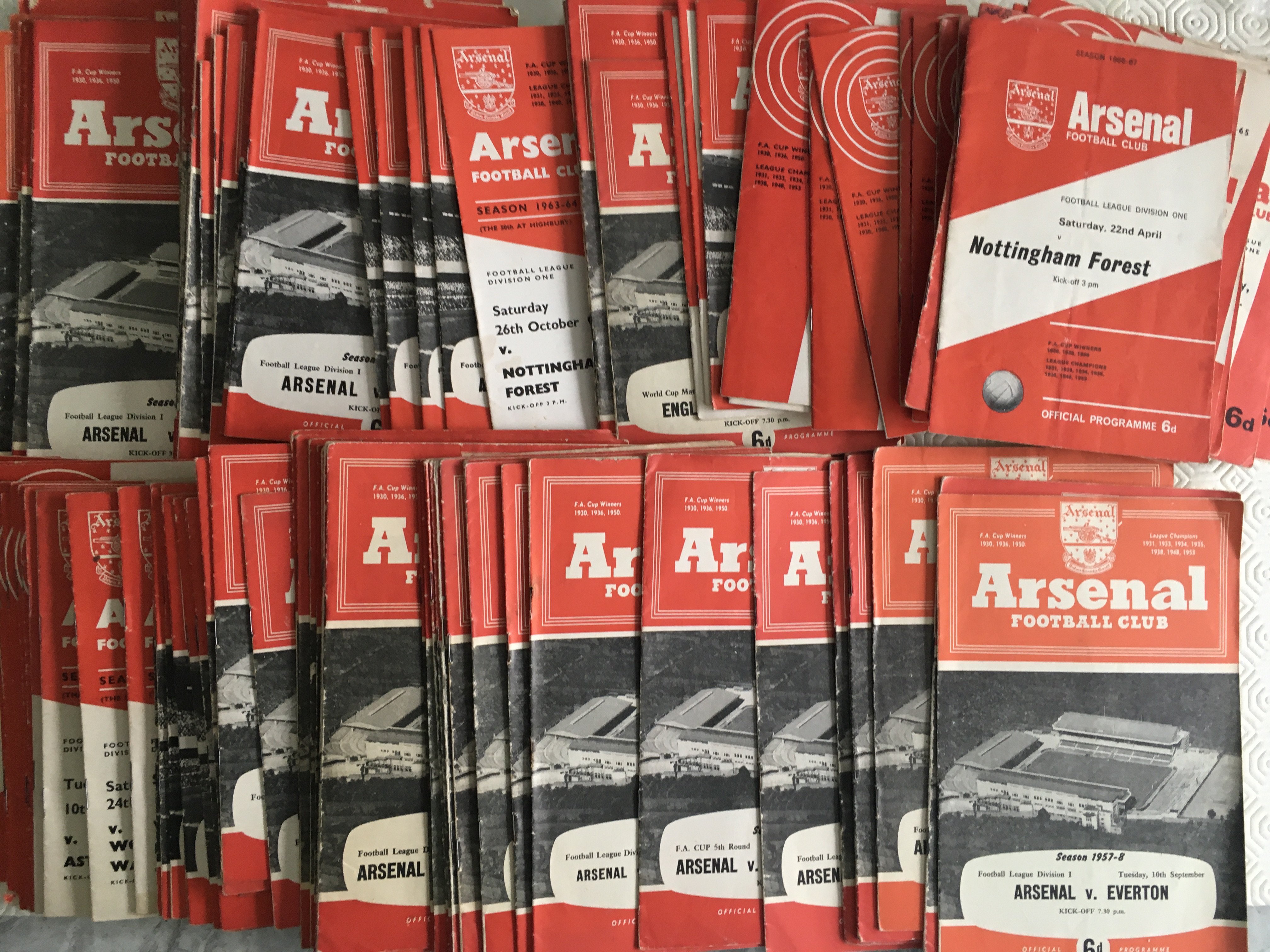 Arsenal 1960s Football Programmes + Handbooks: Over 100 home programmes from the late 50s and 60s together with over 20 handbooks from a similar era. Good with some more recent additionally. (box)