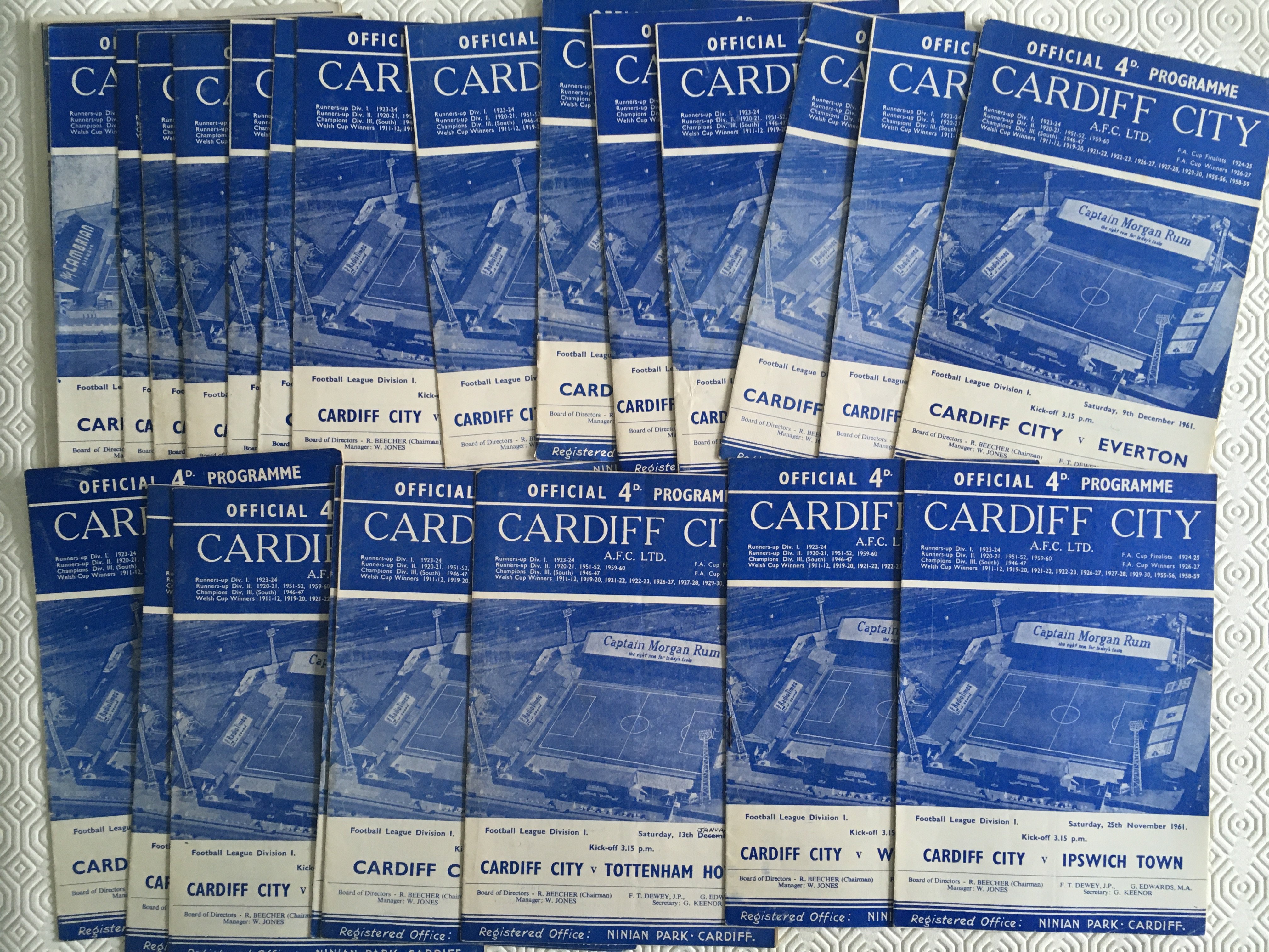 61/62 Cardiff City Complete Home Football Programmes: All 21 Division One league matches plus 5 slightly earlier. Instructions to sell. Mainly good.. (26)
