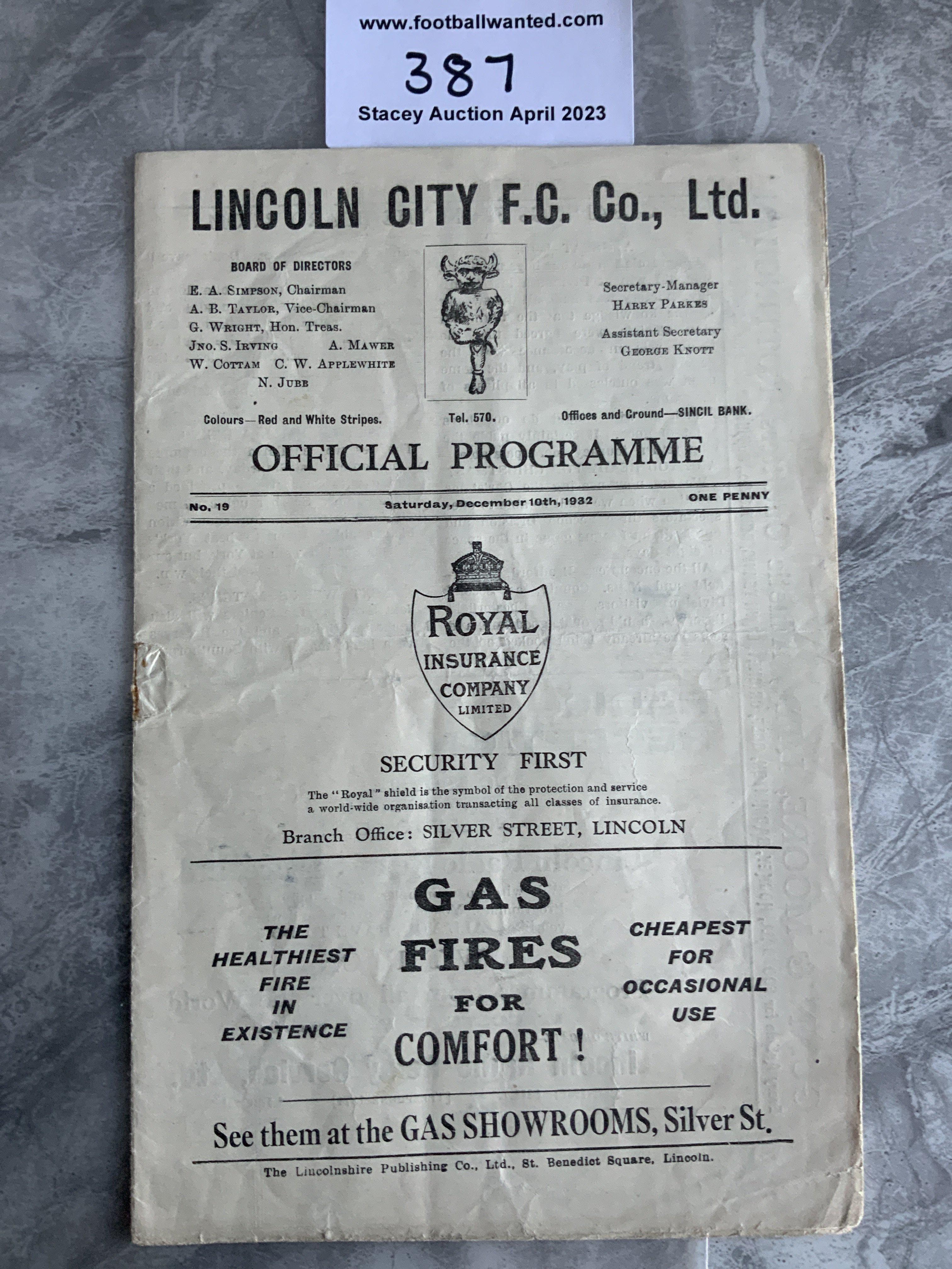 1932 - 1933 Lincoln City v Stoke City Football Programme: Good condition with team changes. Slight creasing.