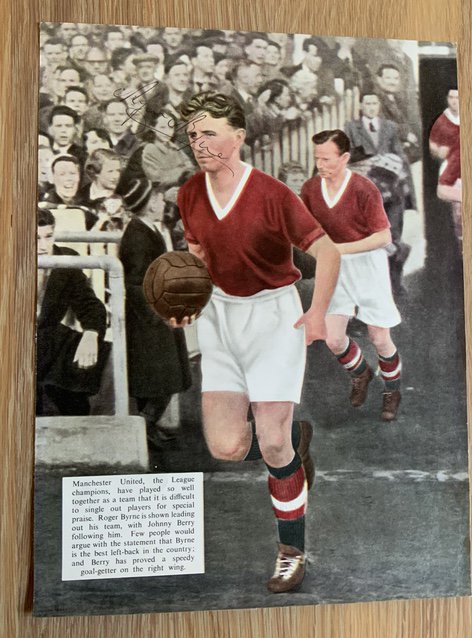 Roger Byrne Busby Babe Manchester United Signed Football Picture: A4 size magazine picture signed by the Man Utd legend who sadly died in the Munich air disaster.