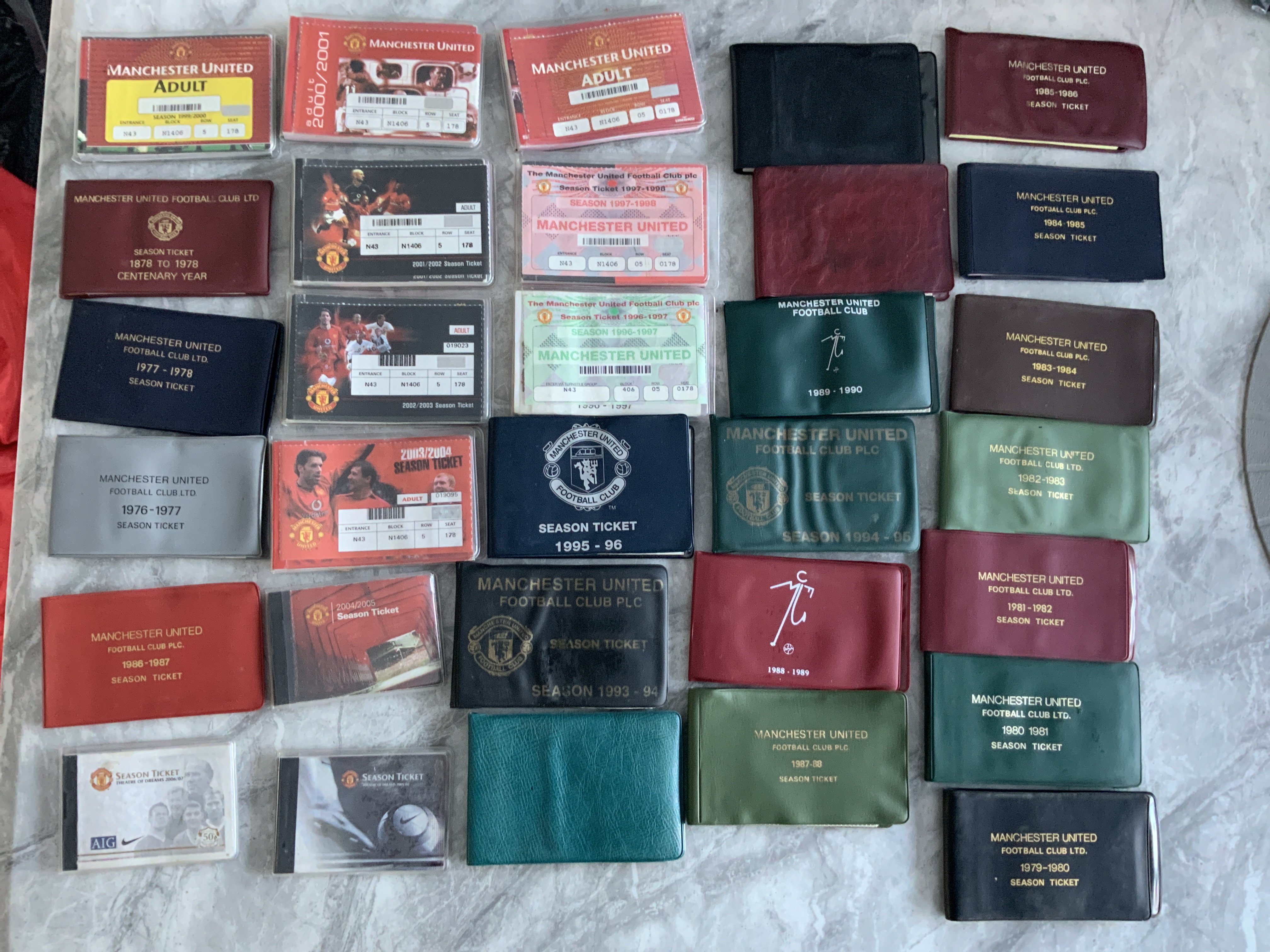 Manchester United Season Ticket Books: Complete run from 76/77 to 2006/2007 in good condition. (31)