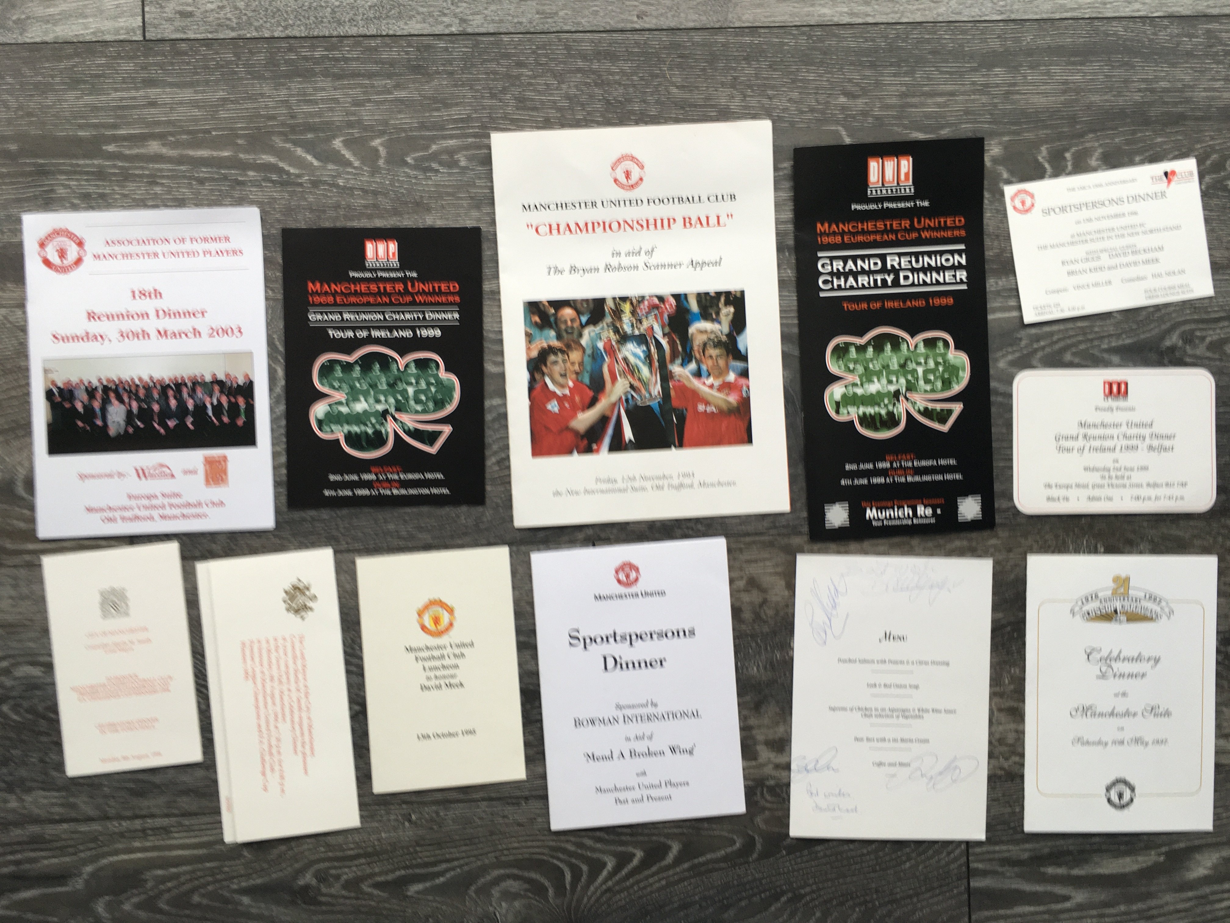 Manchester United 1960 Football Autographs: White page hand signed in blue biro by Busby Foulkes Crompton Gregg Brennan Scanlon Viollet Carolan Quixall Setters and a couple of others.