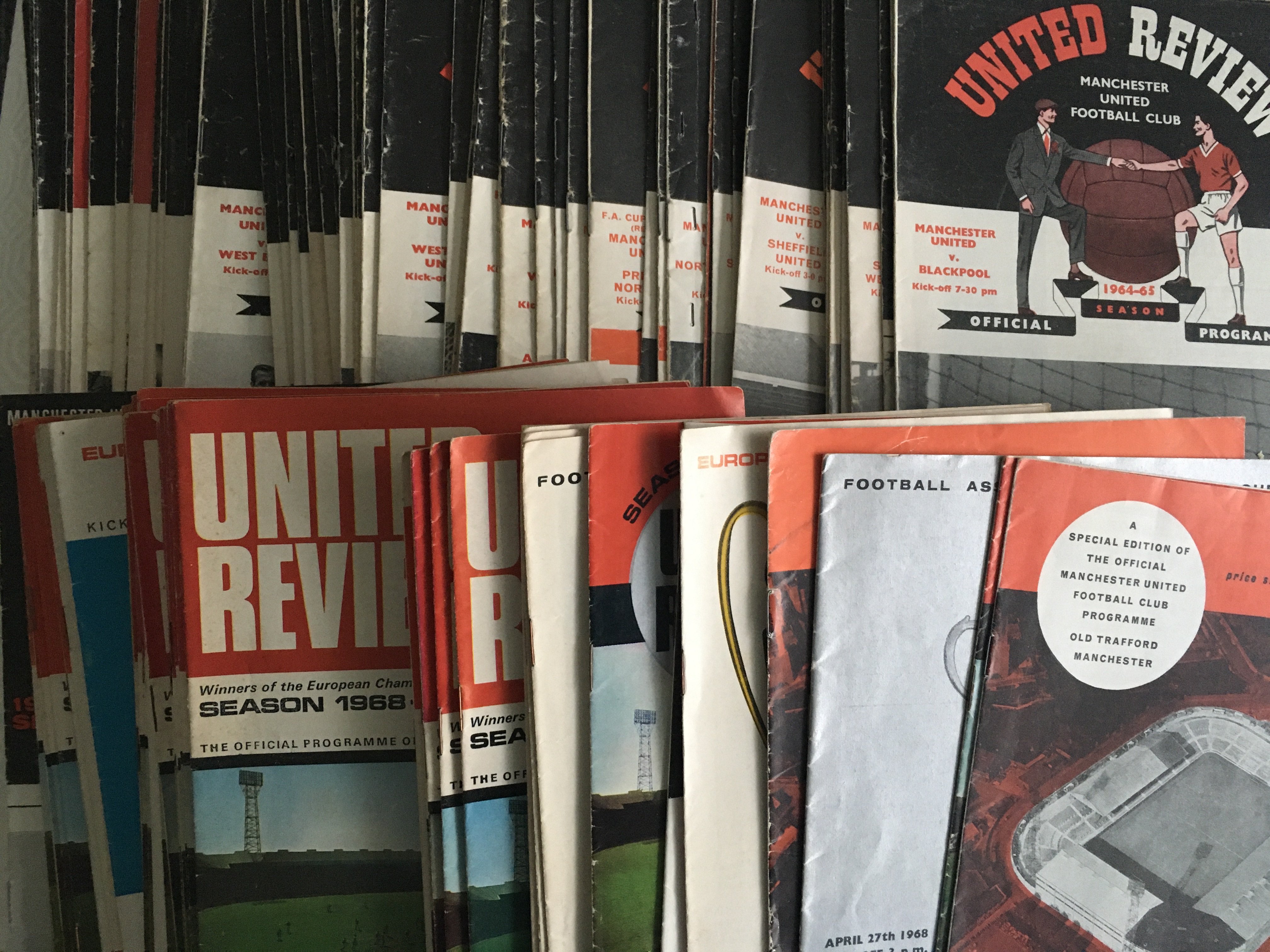 Manchester United 1960s Home Football Programmes: Mainly good spanning the decade to include the 1967 Charity Shield. (est 110)