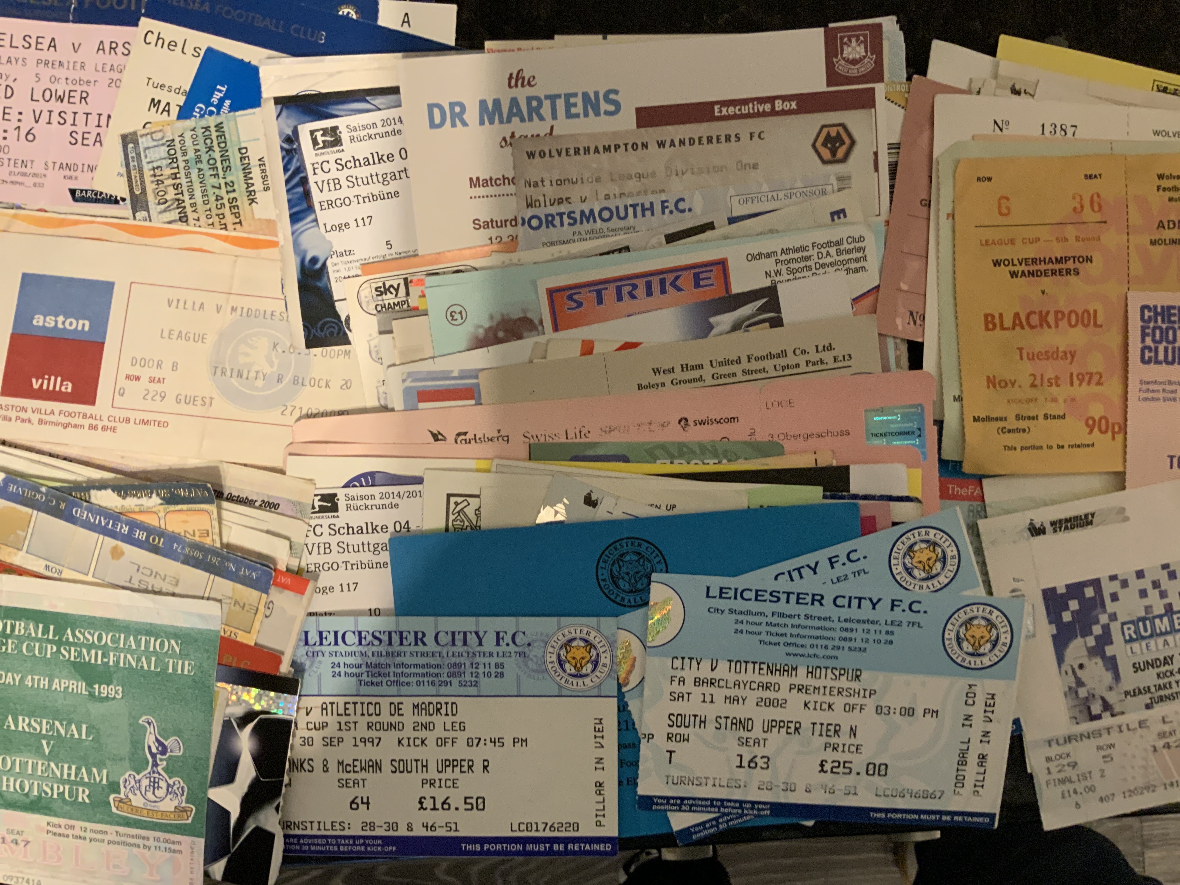 Football Ticket + Fixture Card Collection: Wide range of clubs including some big match. 170 tickets with lots of 90s but quite a few earlier. C/W 17 fixture cards from various clubs.