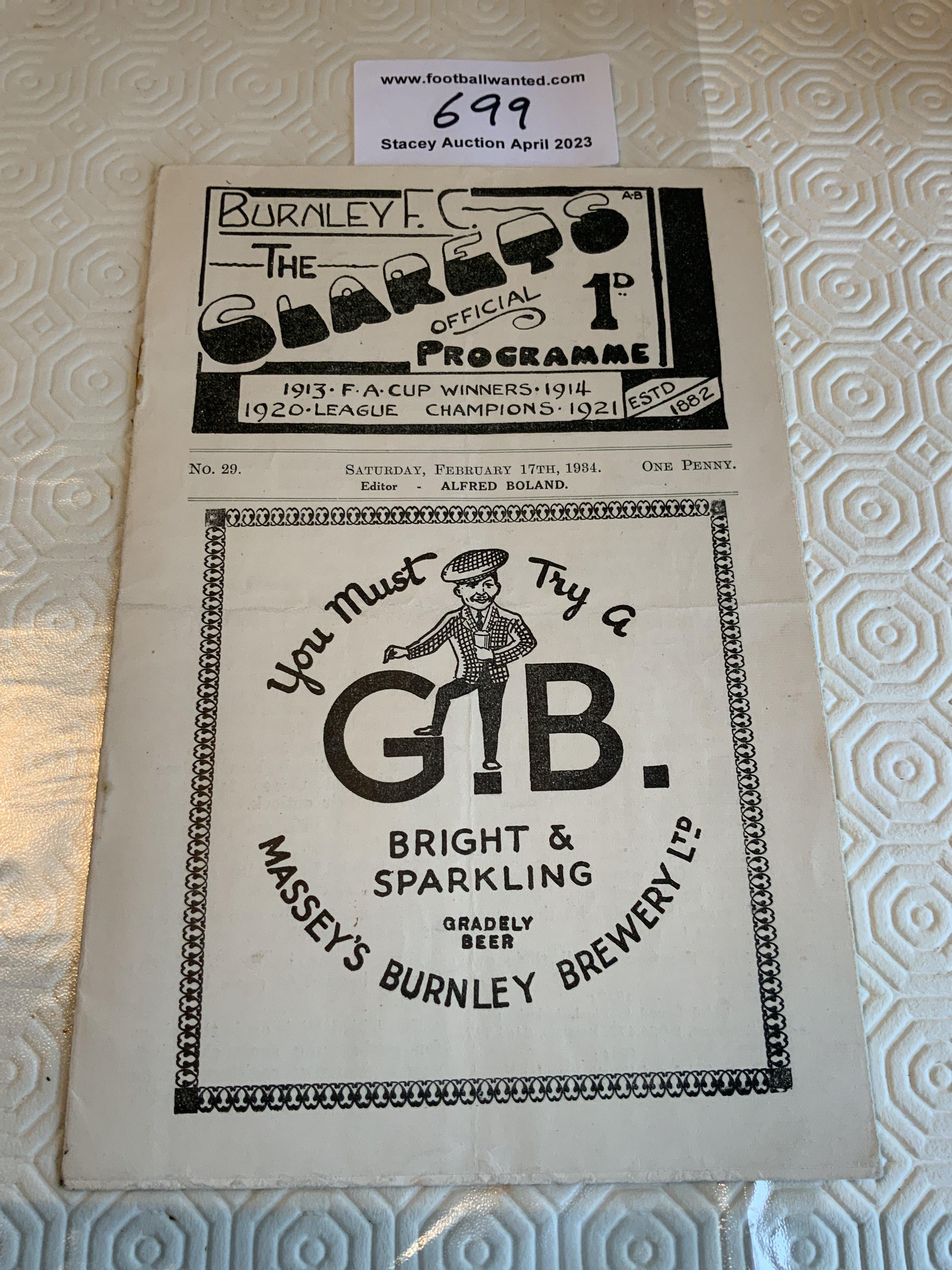 33/34 Burnley v Brentford Football Programme: Very good condition league match with no team changes. Rusty staples holding firm.