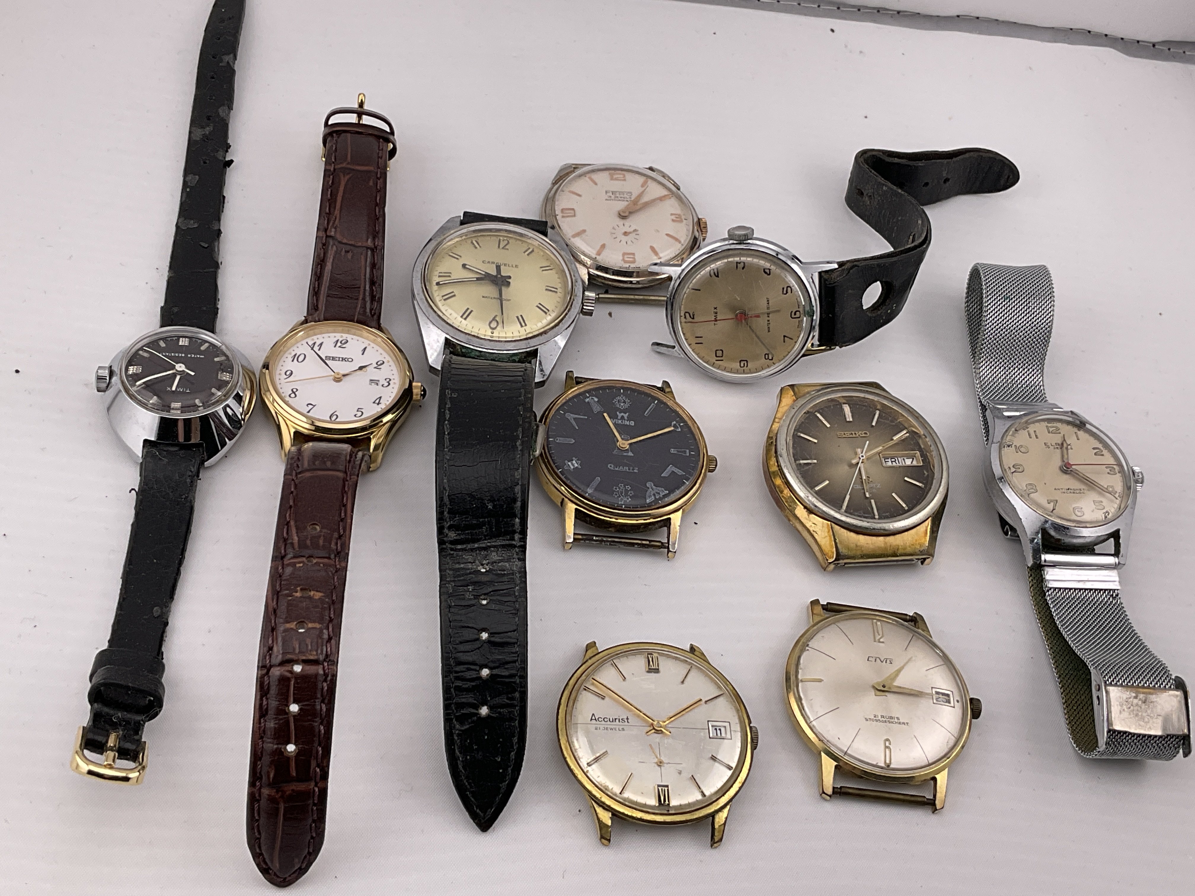 A collection of vintage watches to include Seiko. Postage category A.