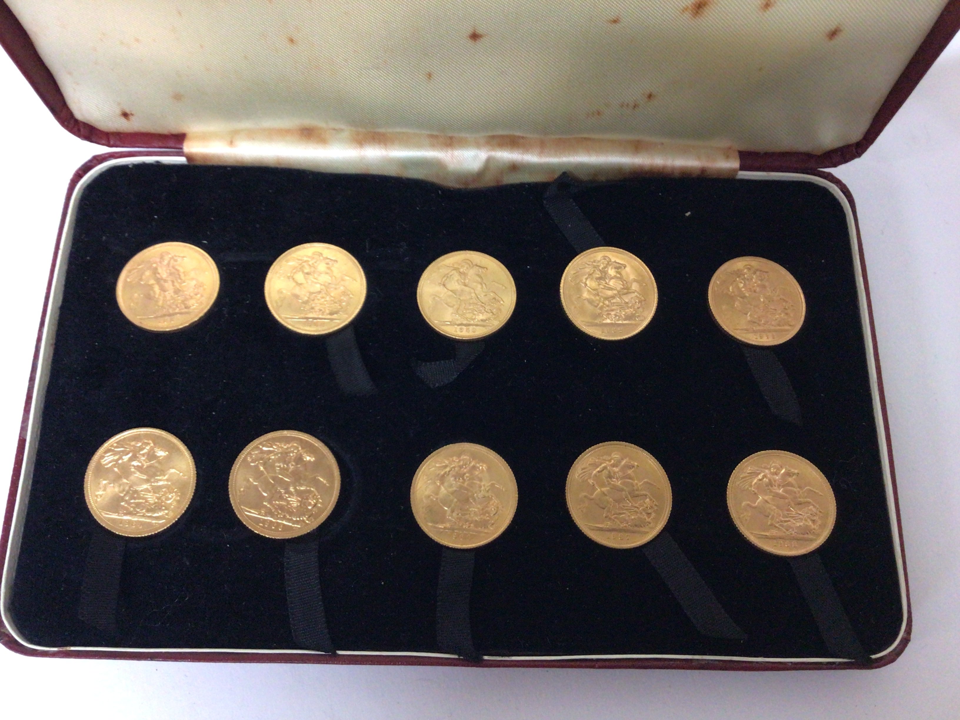A case containing ten gold sovereigns Elizabeth II 1957-59 then 1962 two 1963 1964-68 (10)