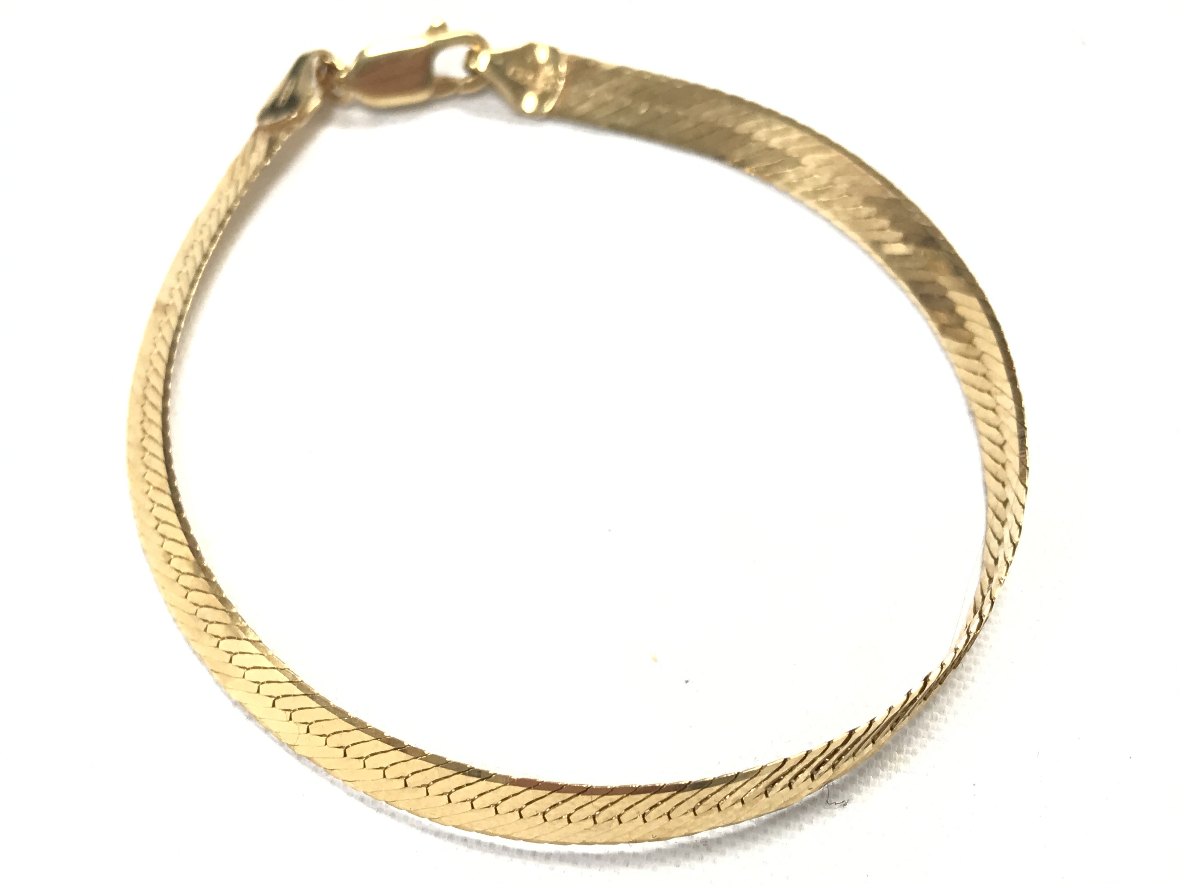 A 9ct gold bracelet, 3.73g total weight. 18cm long. Postage category A