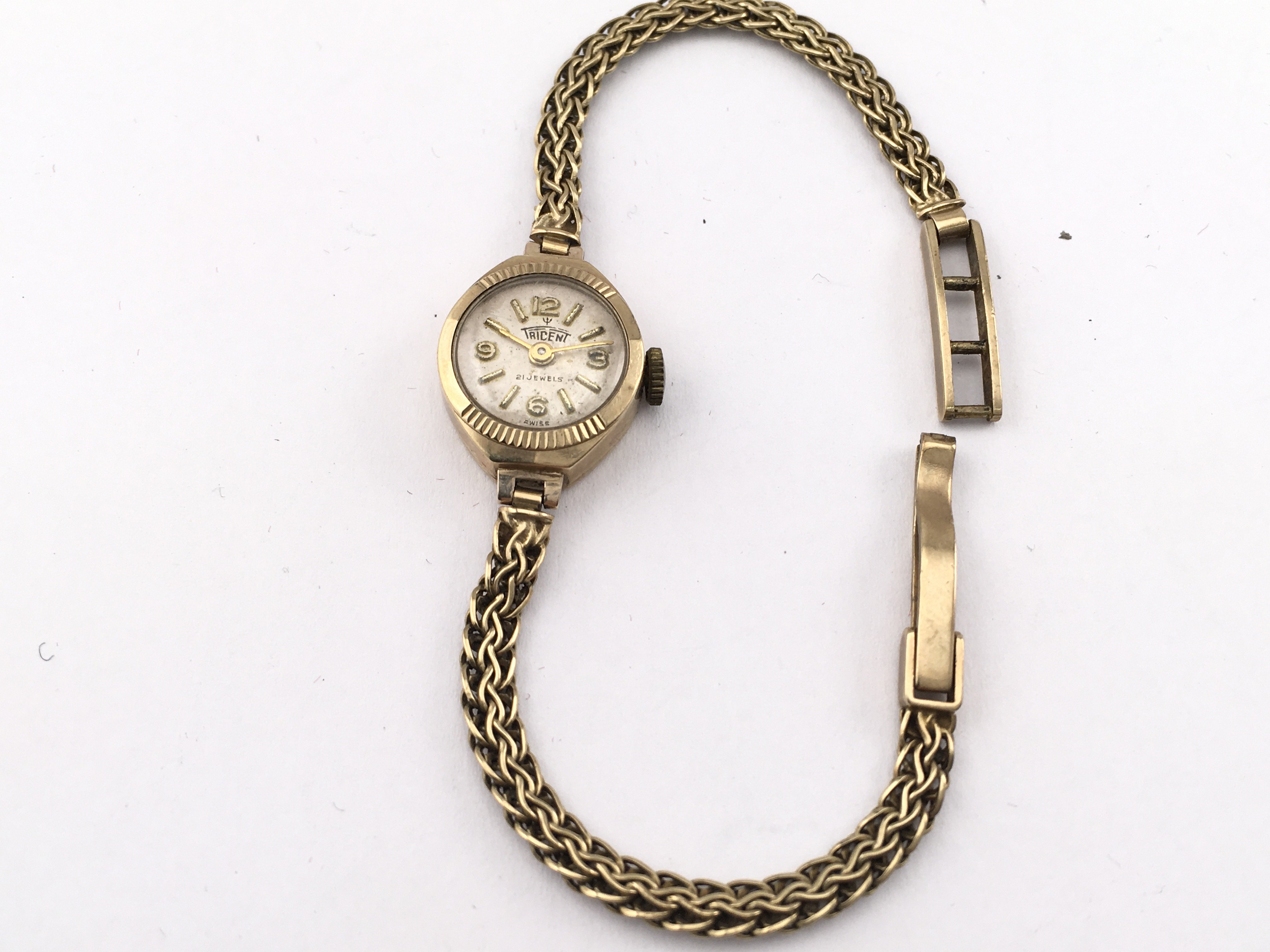 A 9ct gold vintage ladies watch. 9.21g Postage B