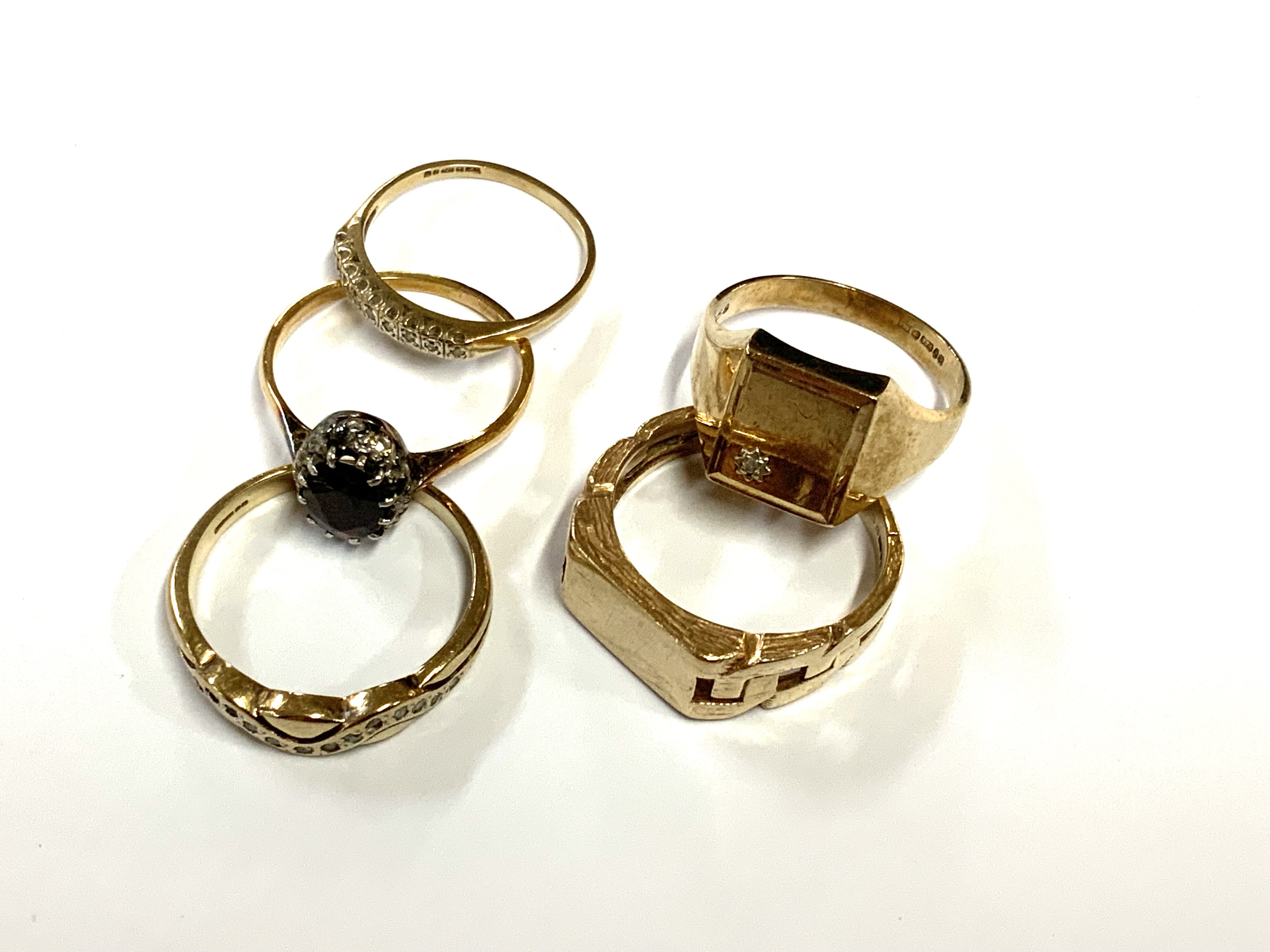 2 9ct gold gents signet rings together with 3 9ct gold and stone set rings (A)