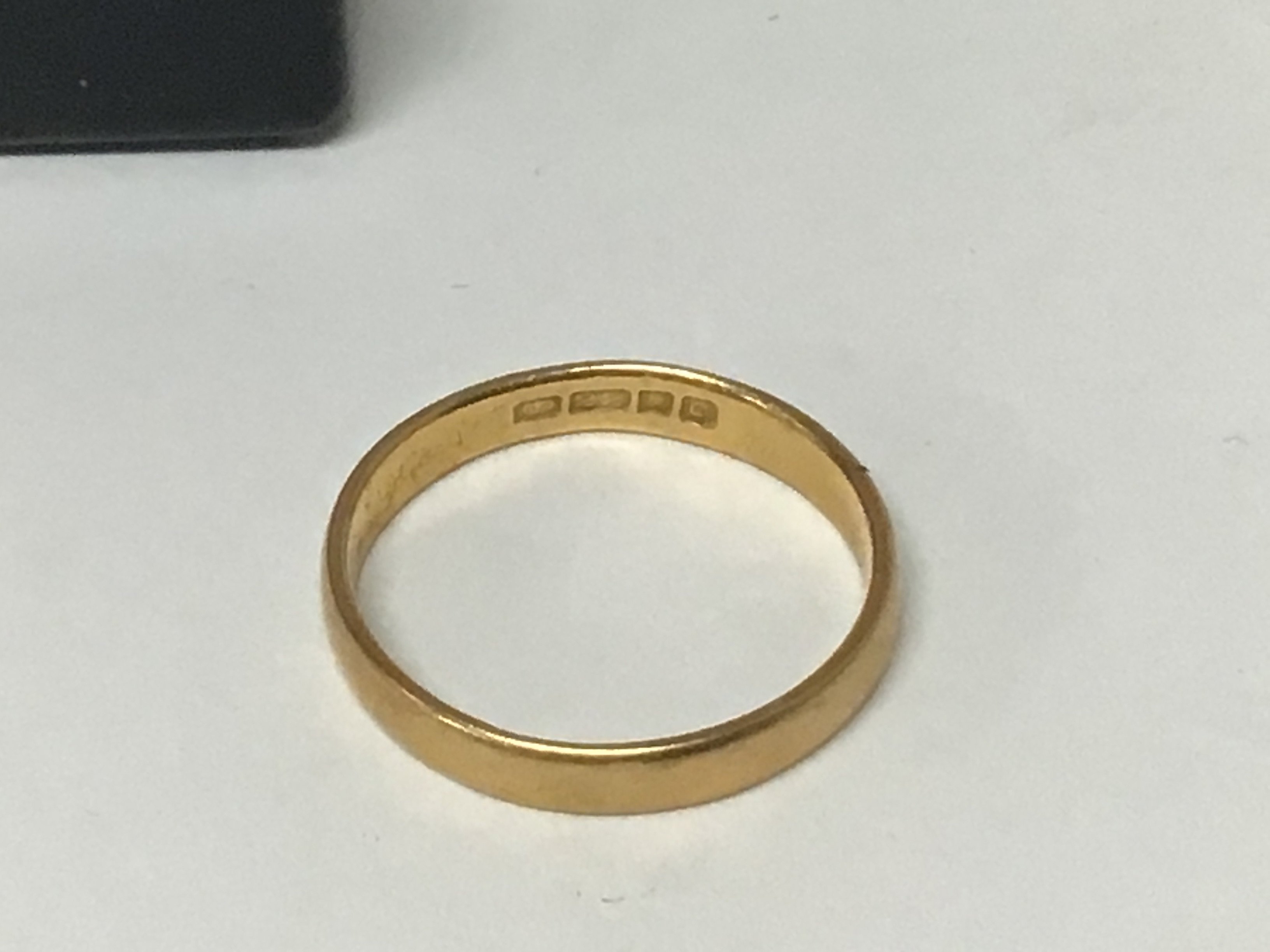A 22carat gold wedding band. Weight 2.8g