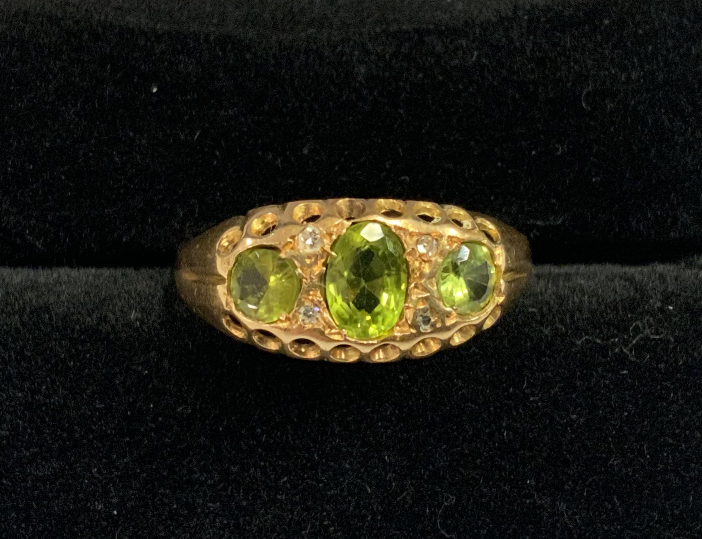 1 n Edwardian 18ct gold peridot and diamond set ring, R.5 (A)