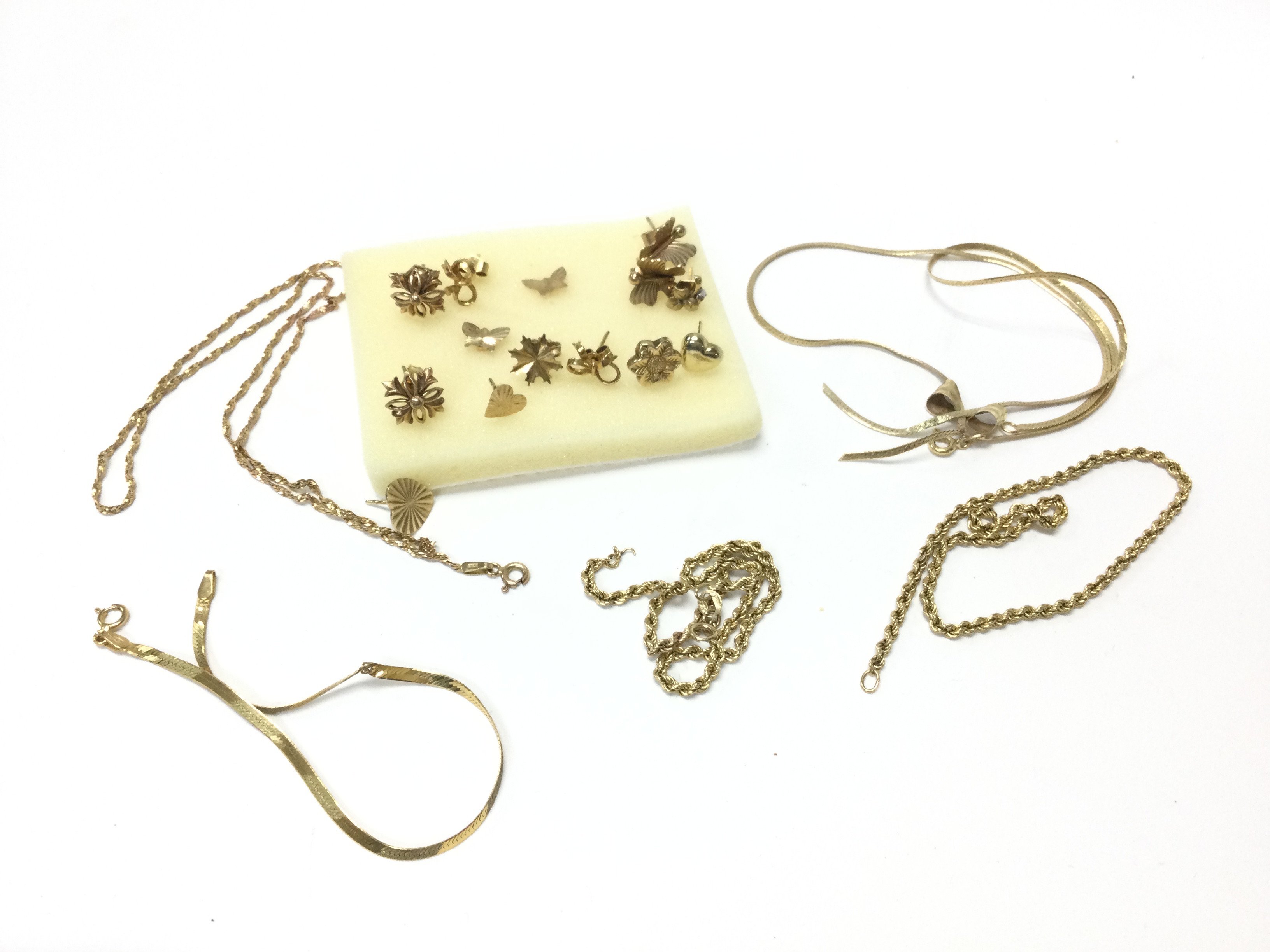 A mixed collection of 9ct gold jewellery, total weight 17.6g. Postage category A