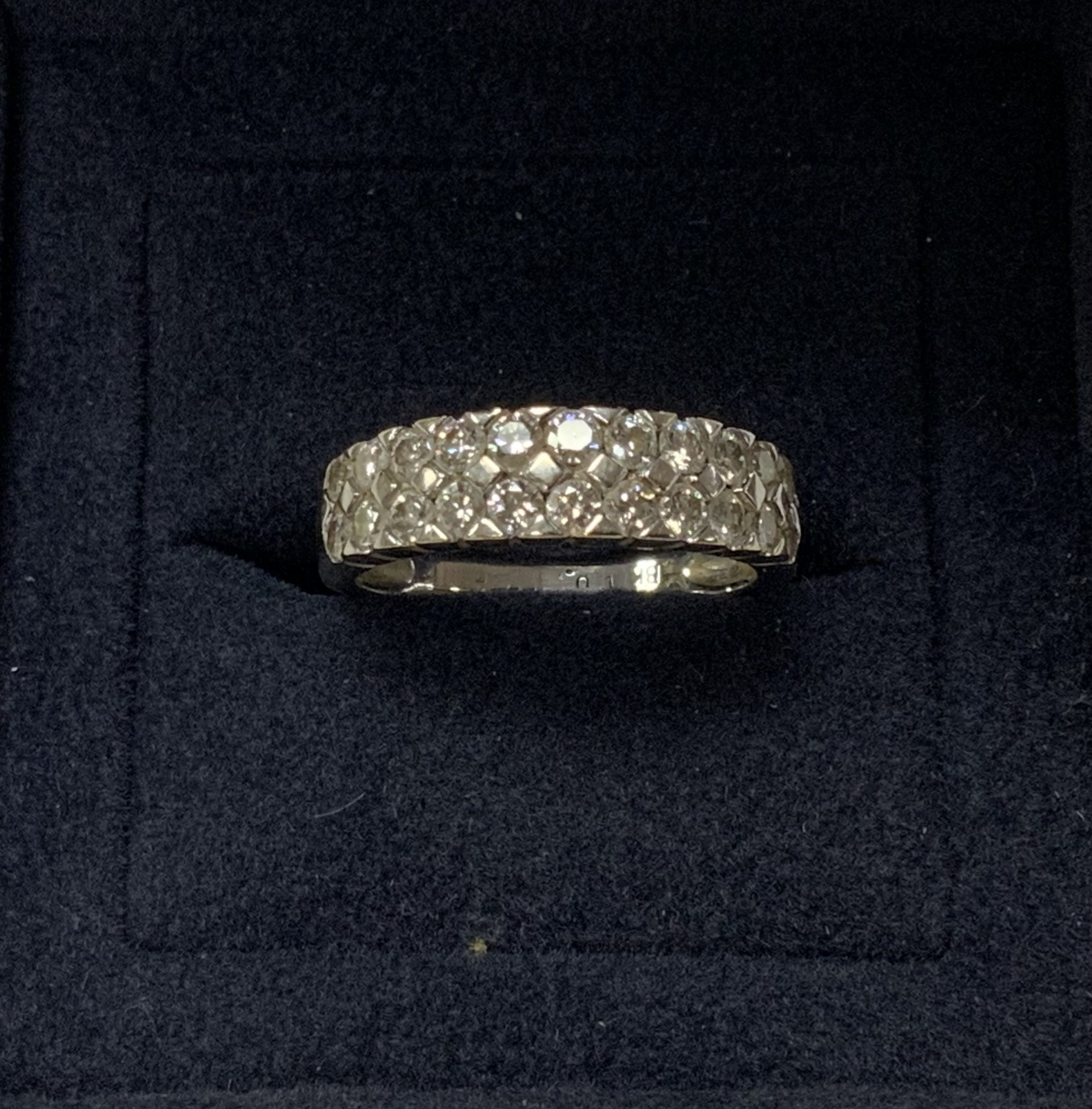 18ct white gold half eternity ring set with 22 diamonds, L.5 (A)