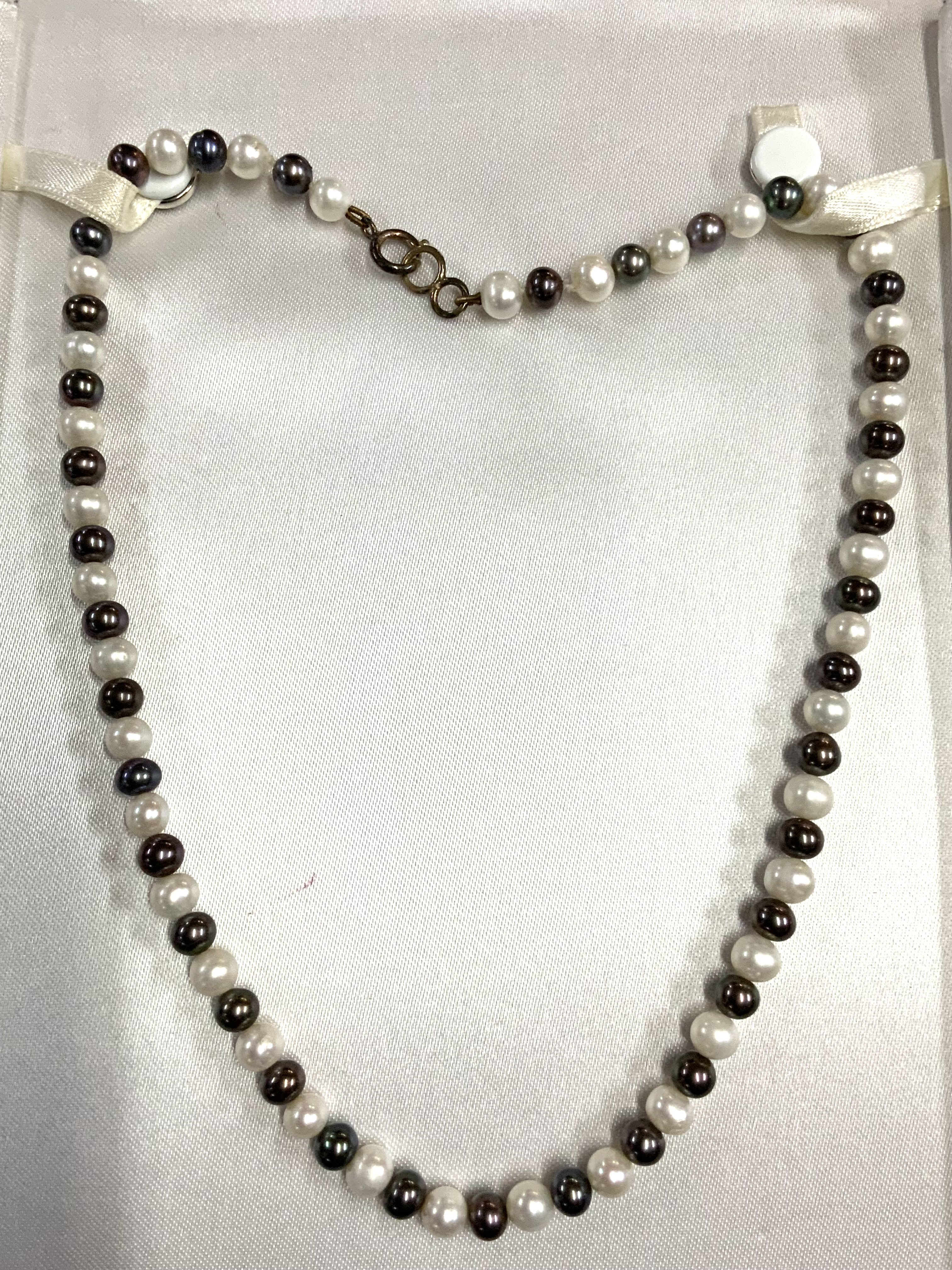 A multicoloured pearl necklace . (A)