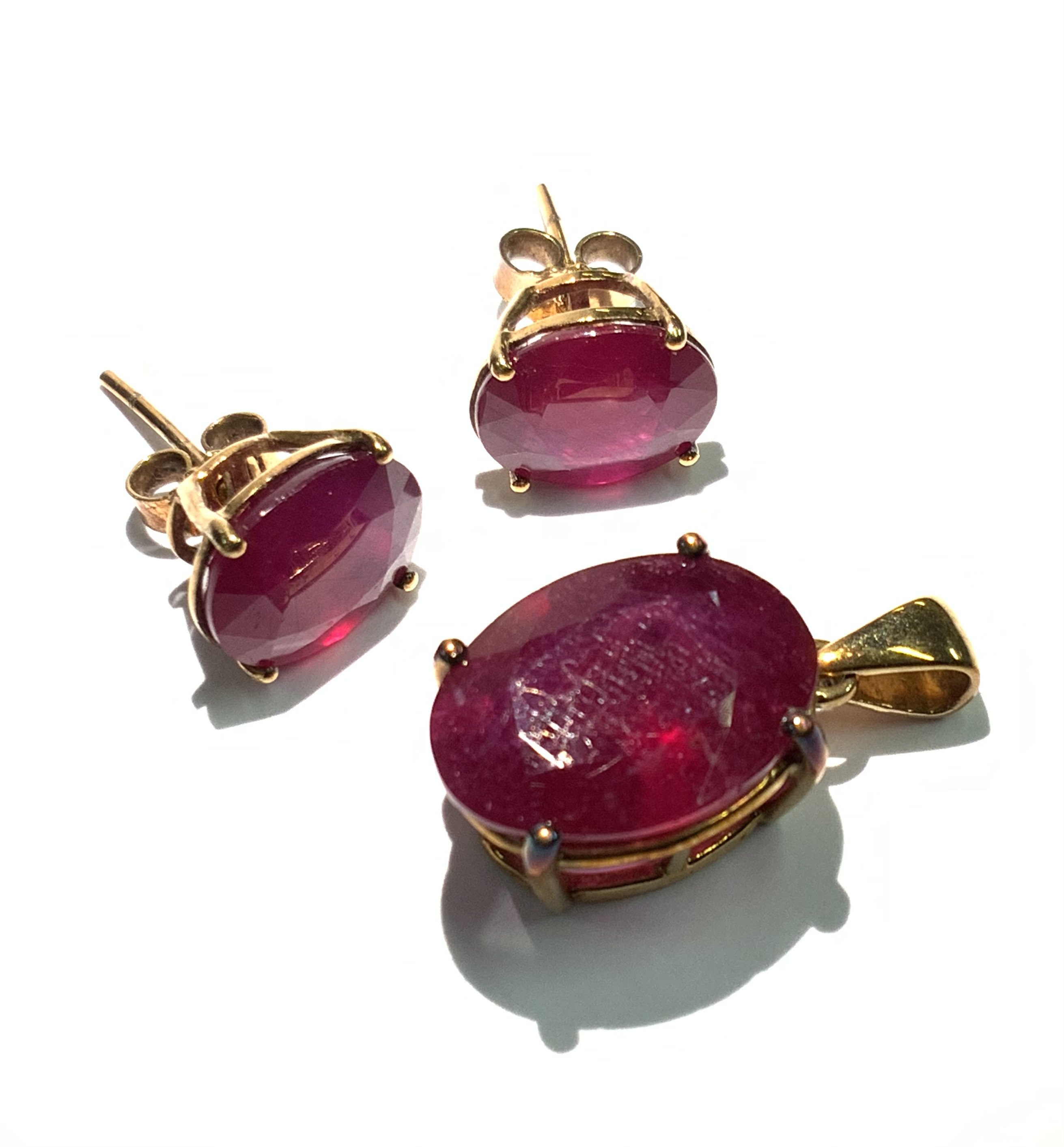 A 9ct gold Rubylite pendant together with a matching pair of studs. (A)