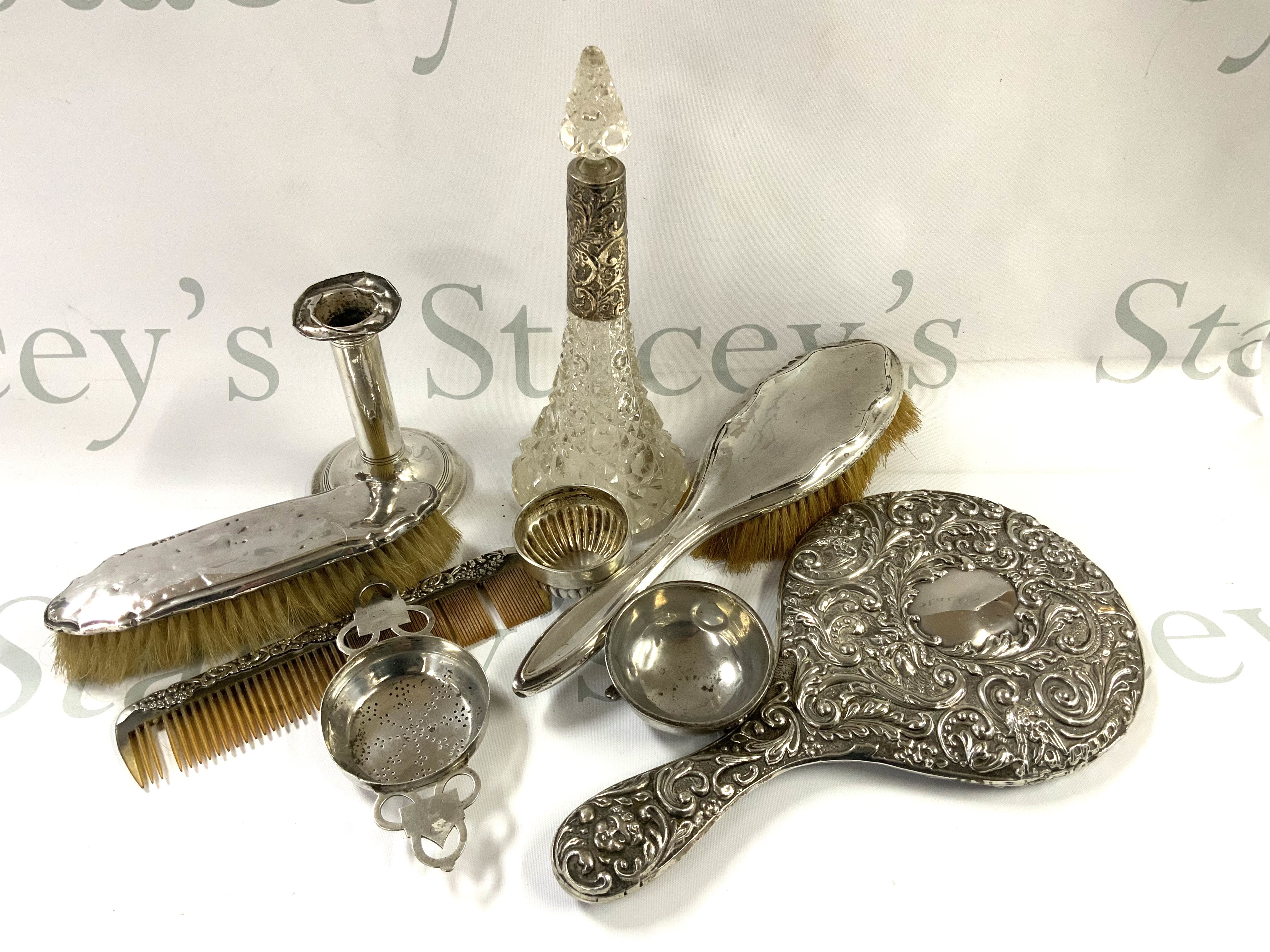 A mixed collection of hallmarked silver articles. (D)