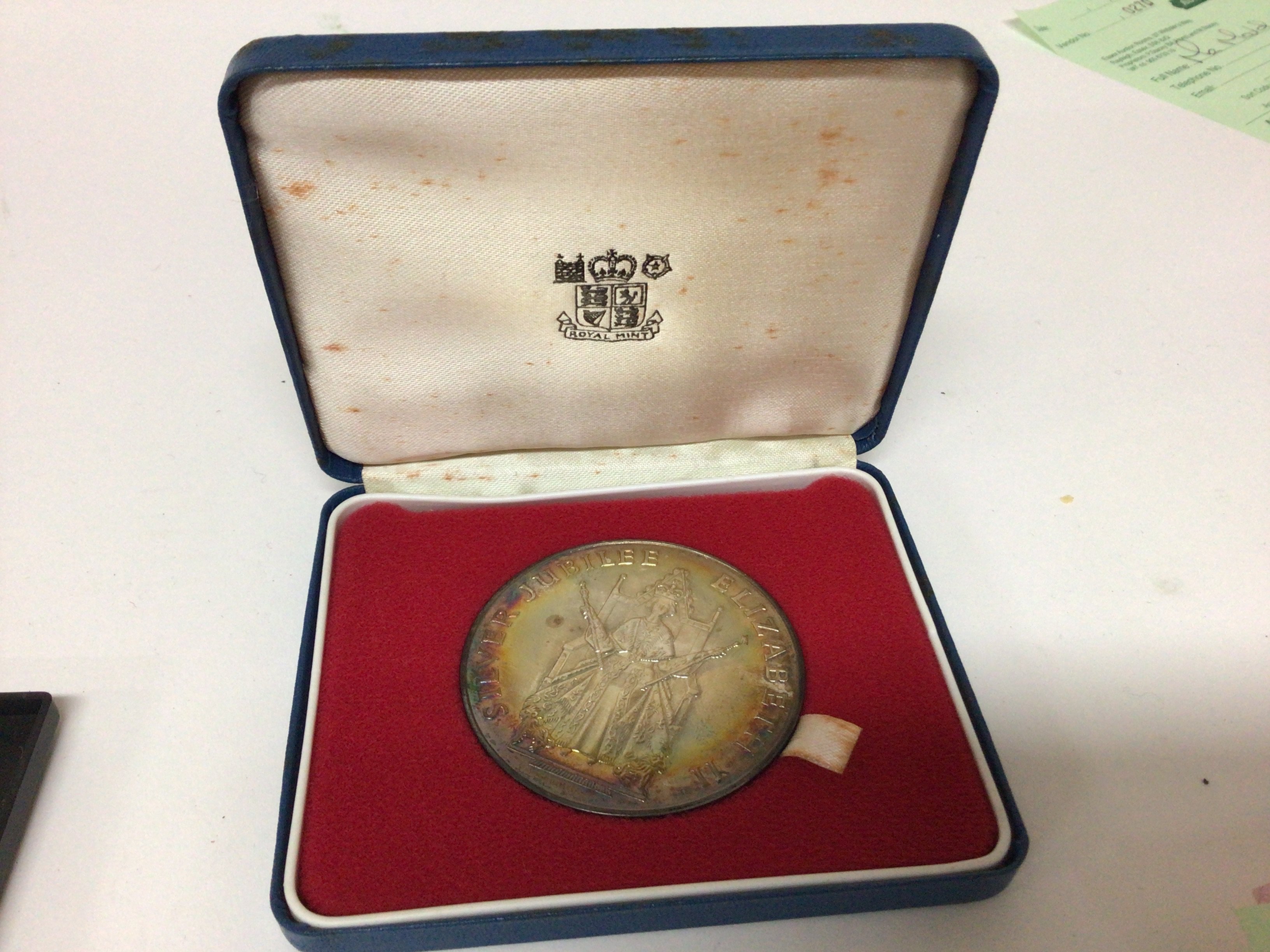 A silver 1977Commemorative coin from the Royal Mint weight 87g