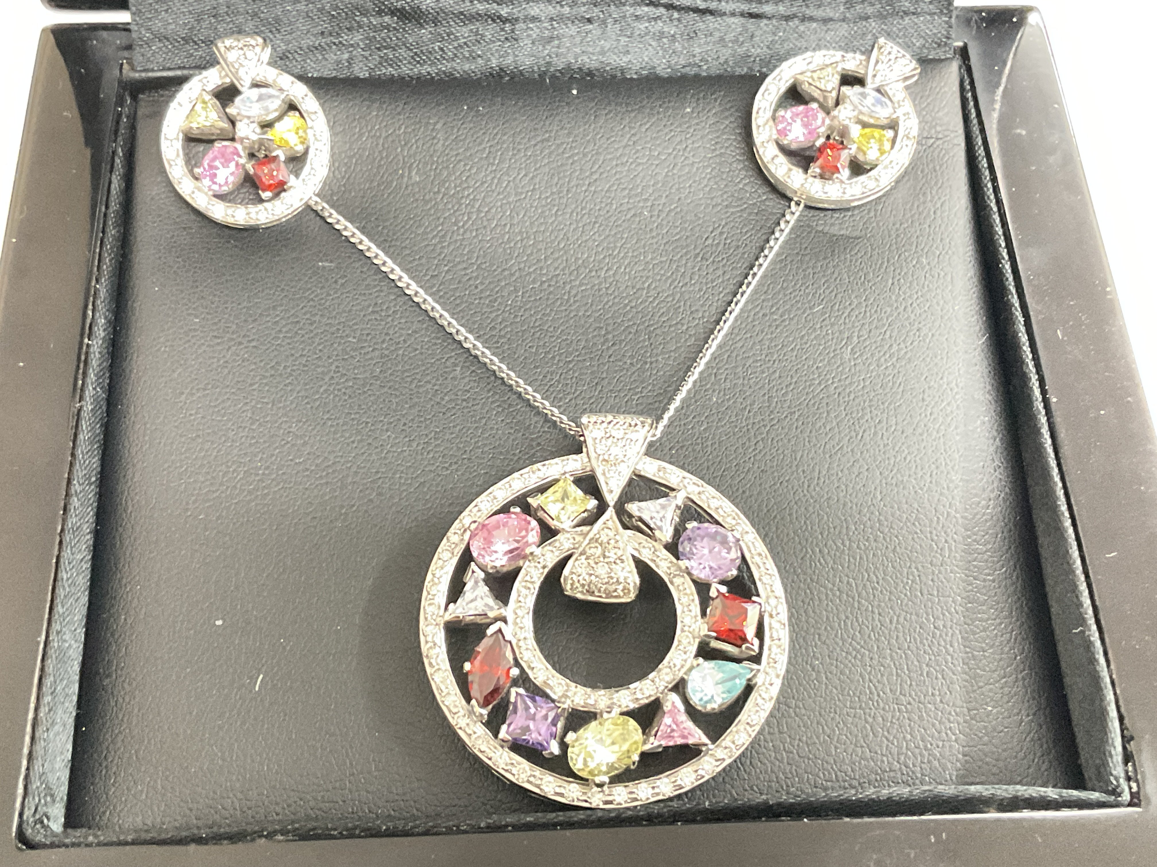 18ct gold 3 piece set, on 18ct chain. 2.83g, screw back earrings, 4ct 59 total diamond weight. Postage category A.