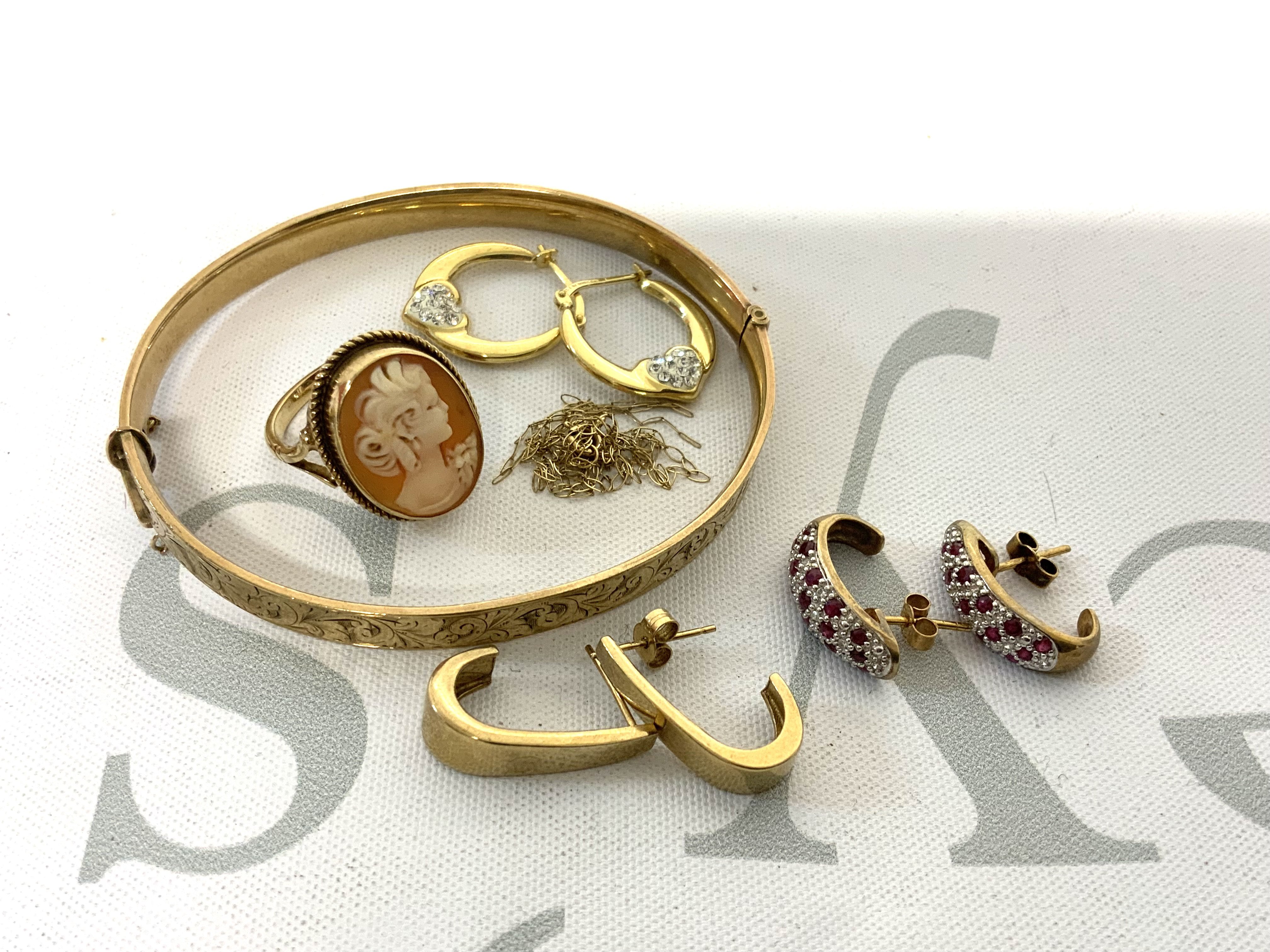 A 9ct gold mounted cameo ring, 2 pairs of 9ct gold earrings together with additional jewellery items. (A)