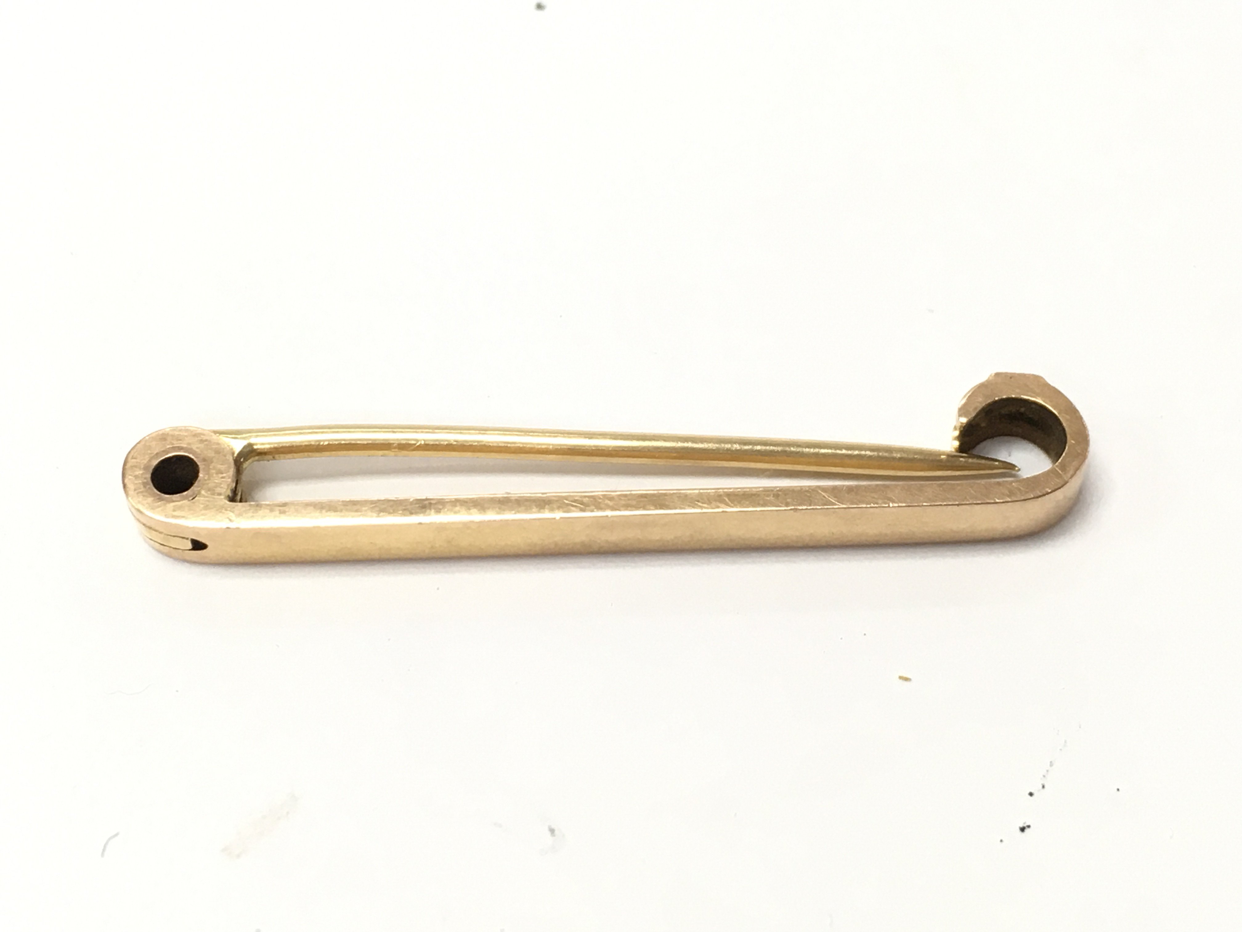 A 15ct gold bar brooch. 2.57g Postage A