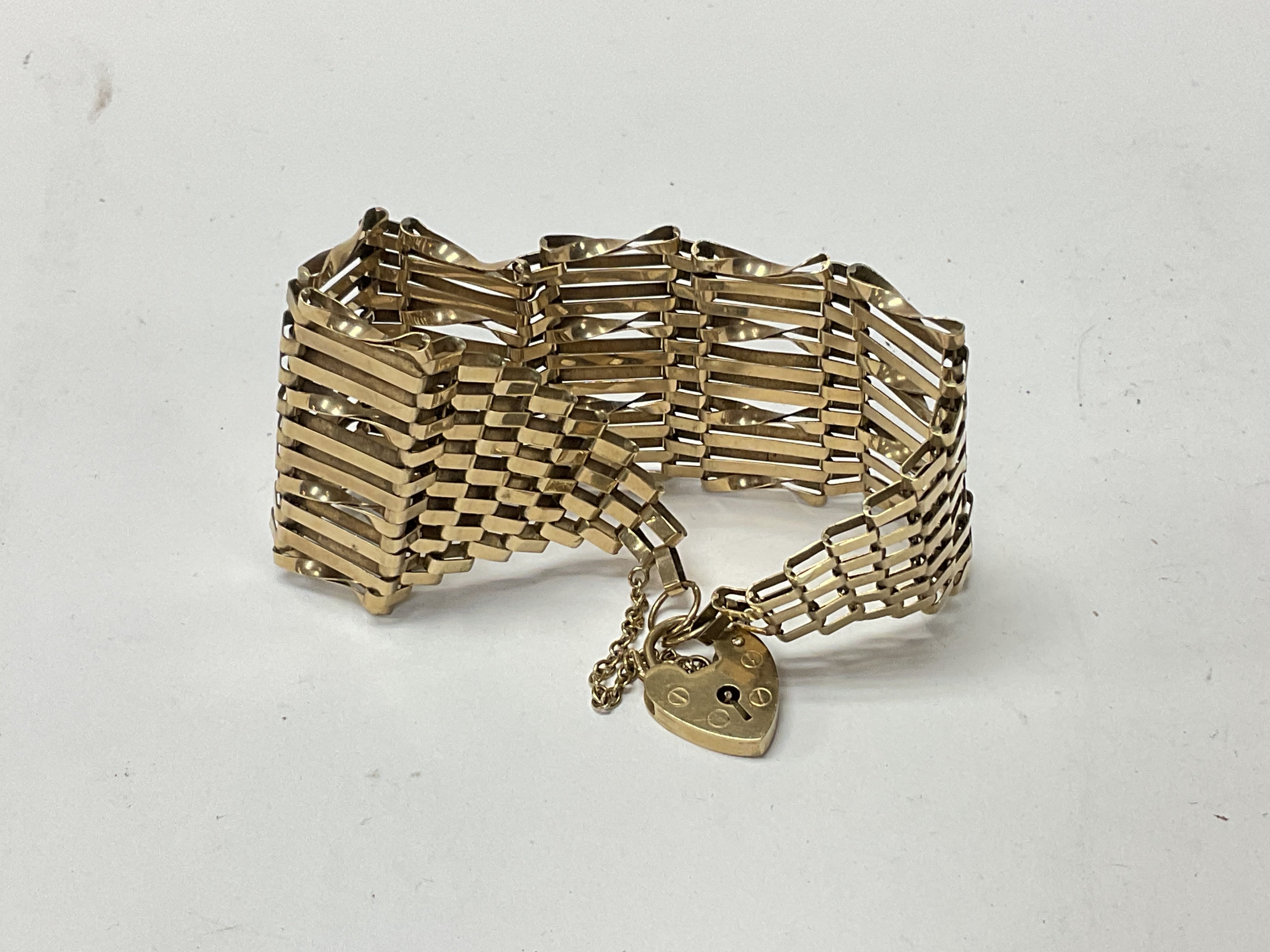 A large 9ct gold gate bracelet, approx weight 17. 96 grams.