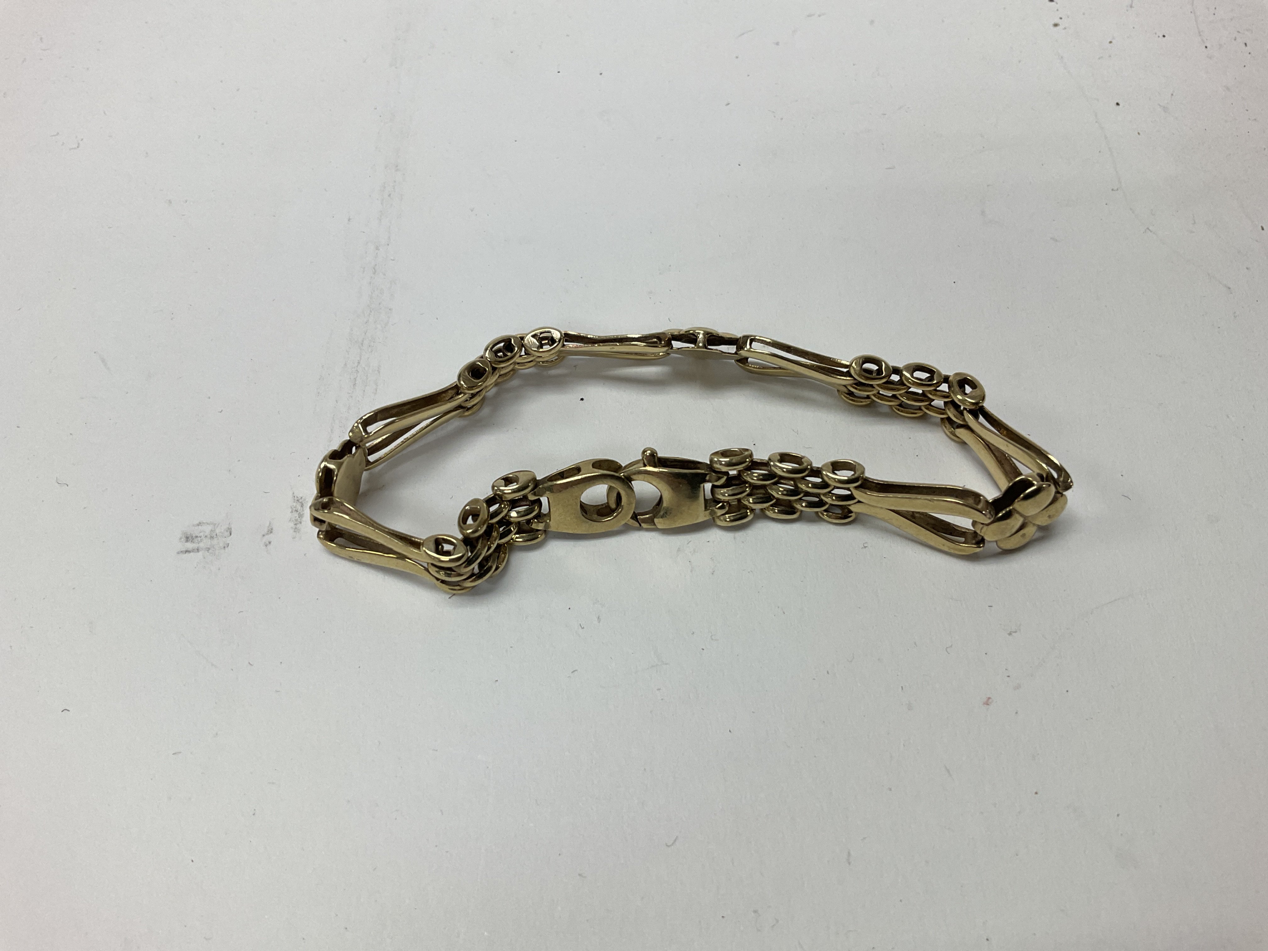 A 9ct gold bracelet, approx weight 11.76 grams.