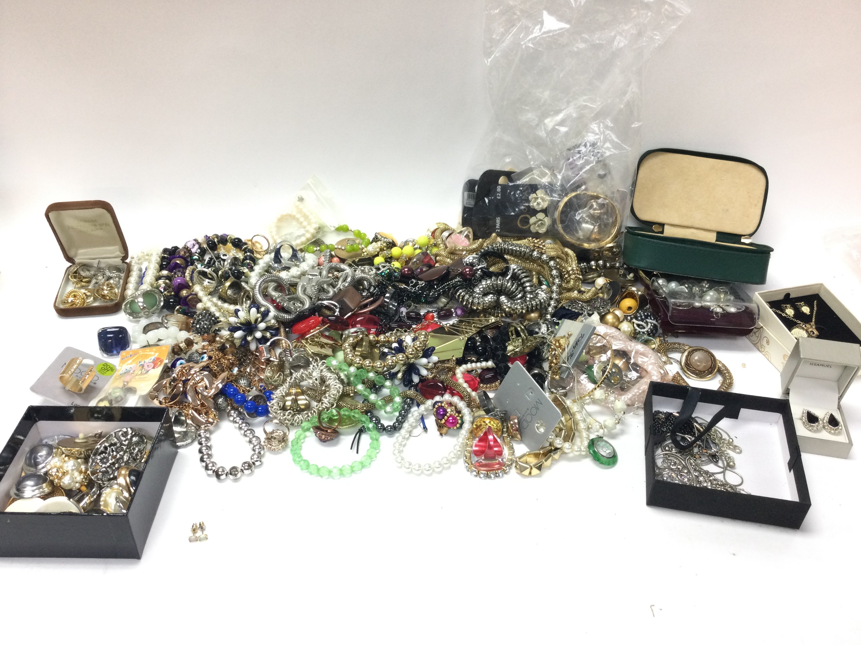 A large collection of assorted costume jewellery. Postage B