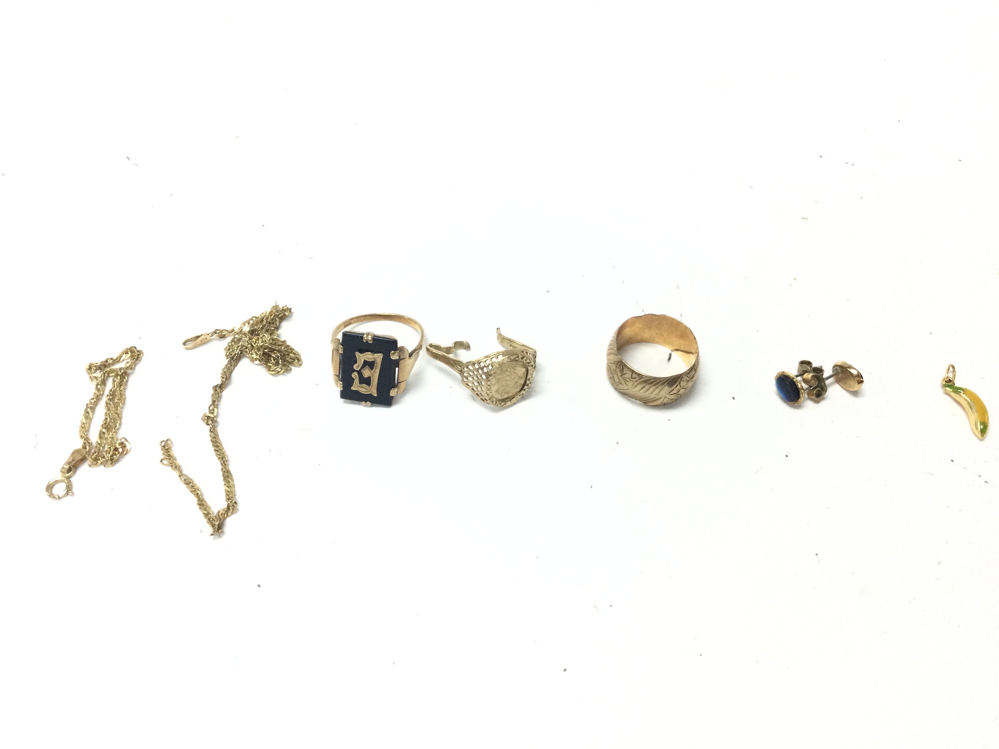 A collect of assorted jewellery including 13.22g of 9ct gold. Postage B