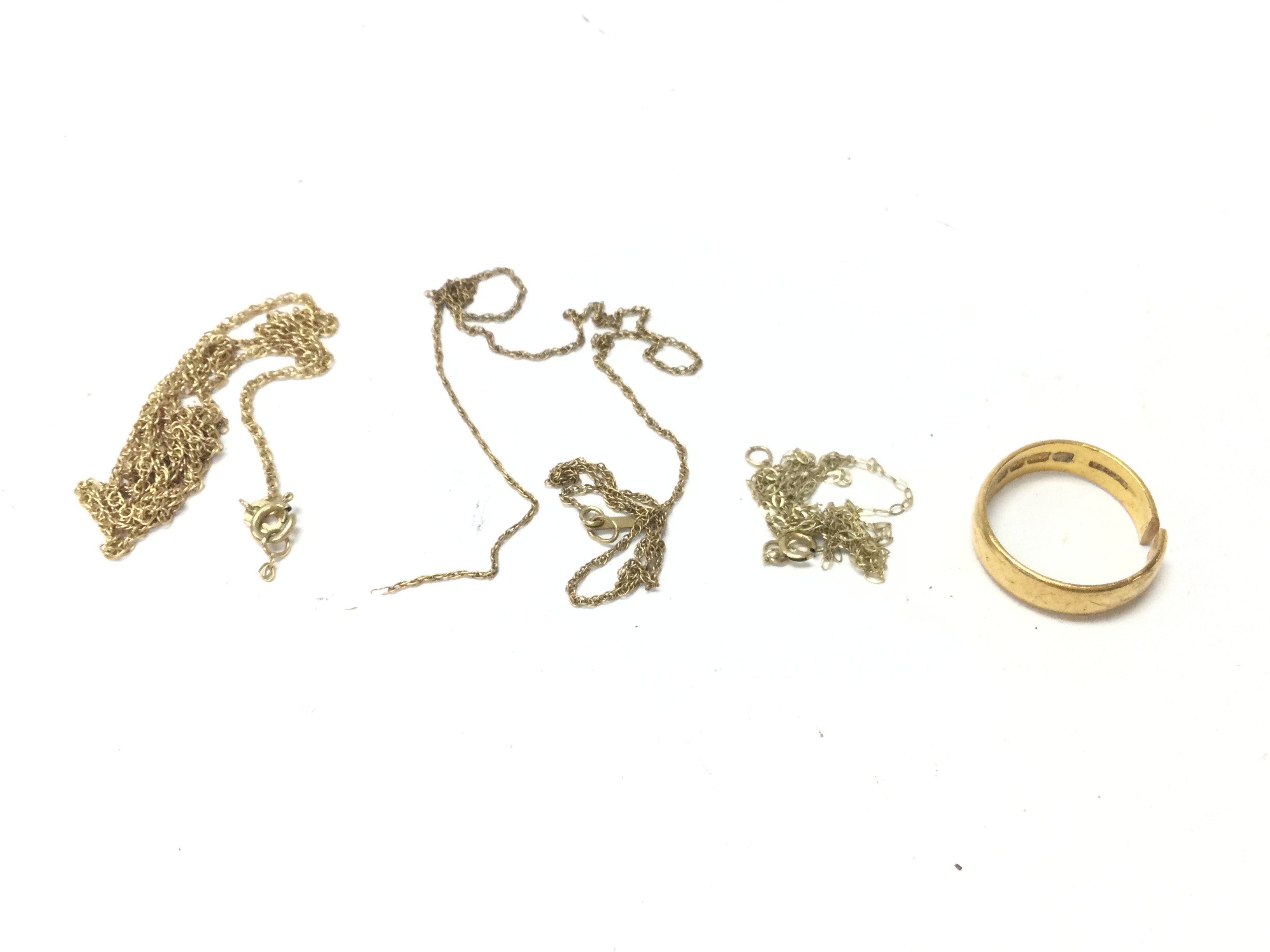 2.75g of 9ct gold chains (a/f) and a 22ct gold cut band 4.30g Postage A