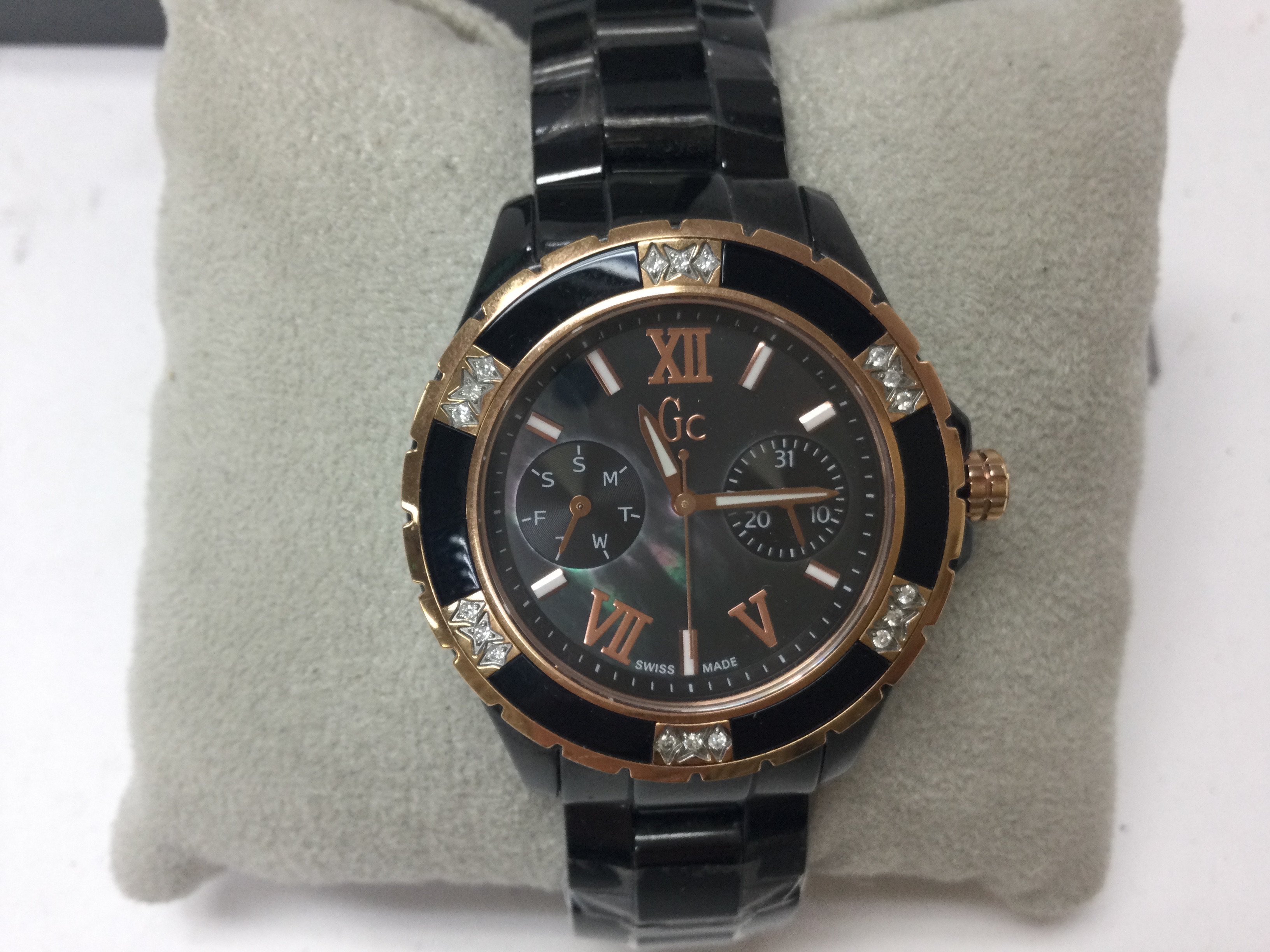 G/C Rose and Black ceramic diamond bezel with box. Watch is working and is in new condition with stickers. Postage B