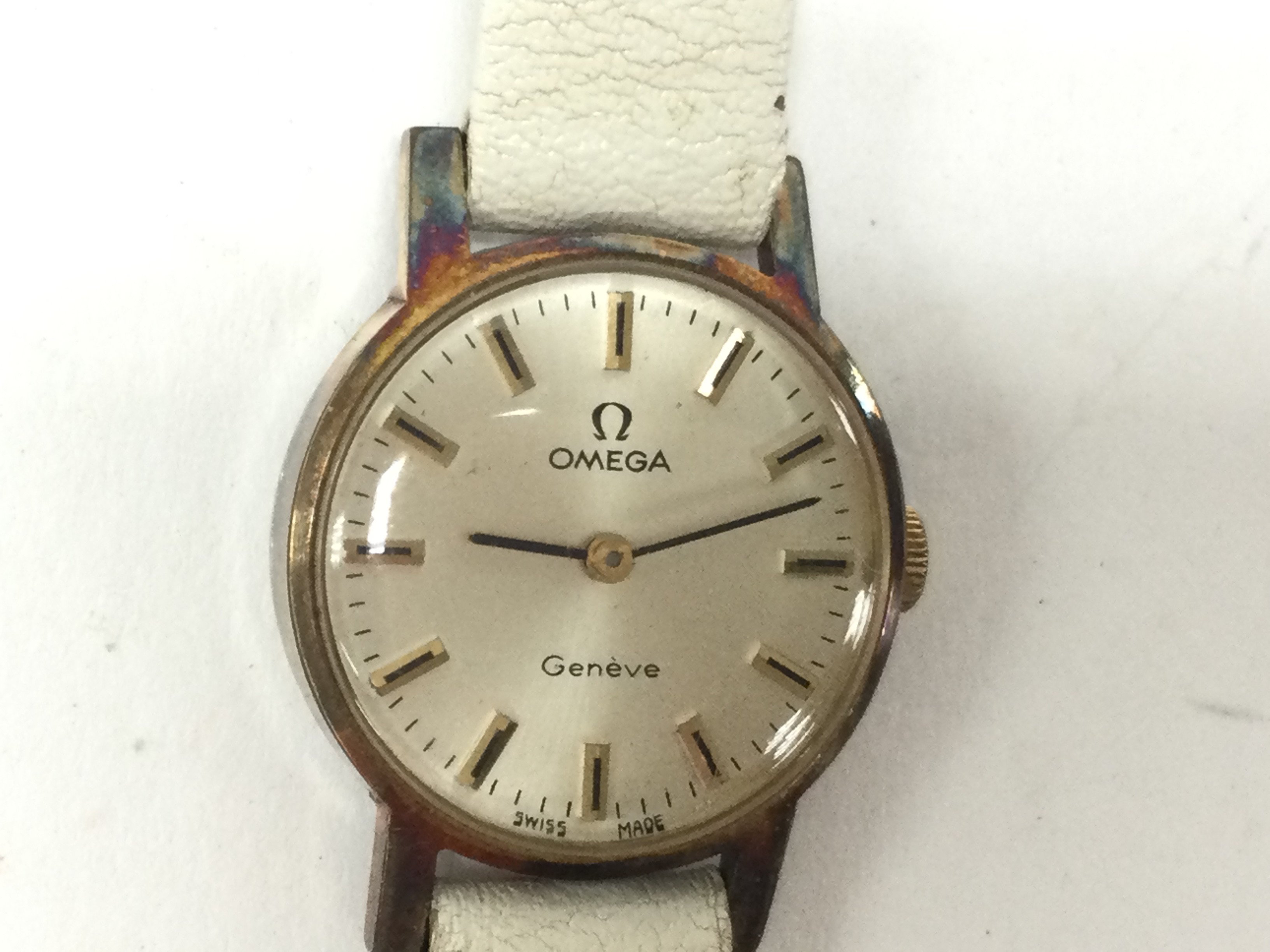 A vintage ladies Omega Geneve manual wind watch. Winds and runs comes with omega box. Postage B