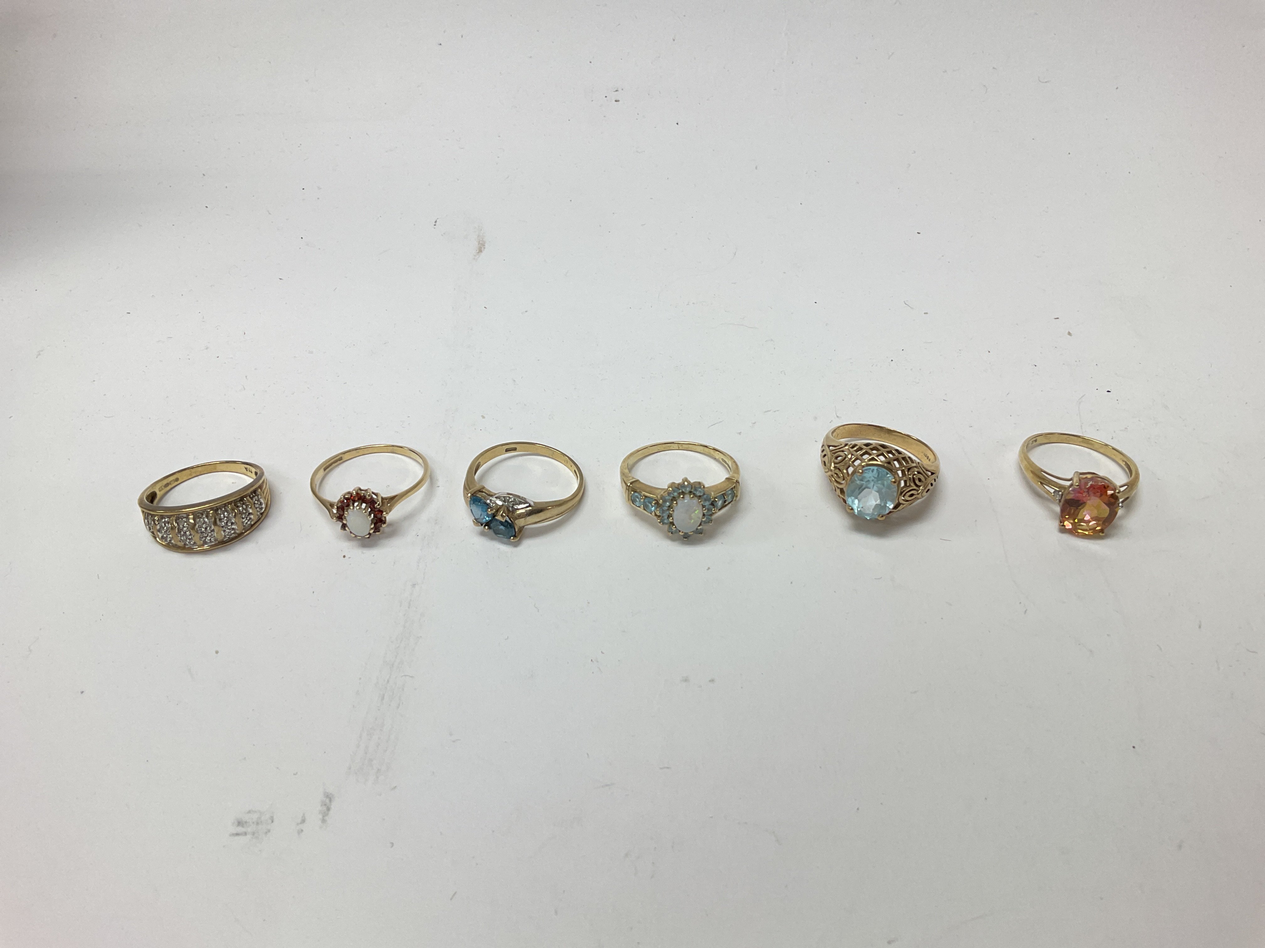 A small collection of 9ct gold rings. Approx weight 17.49 grams
