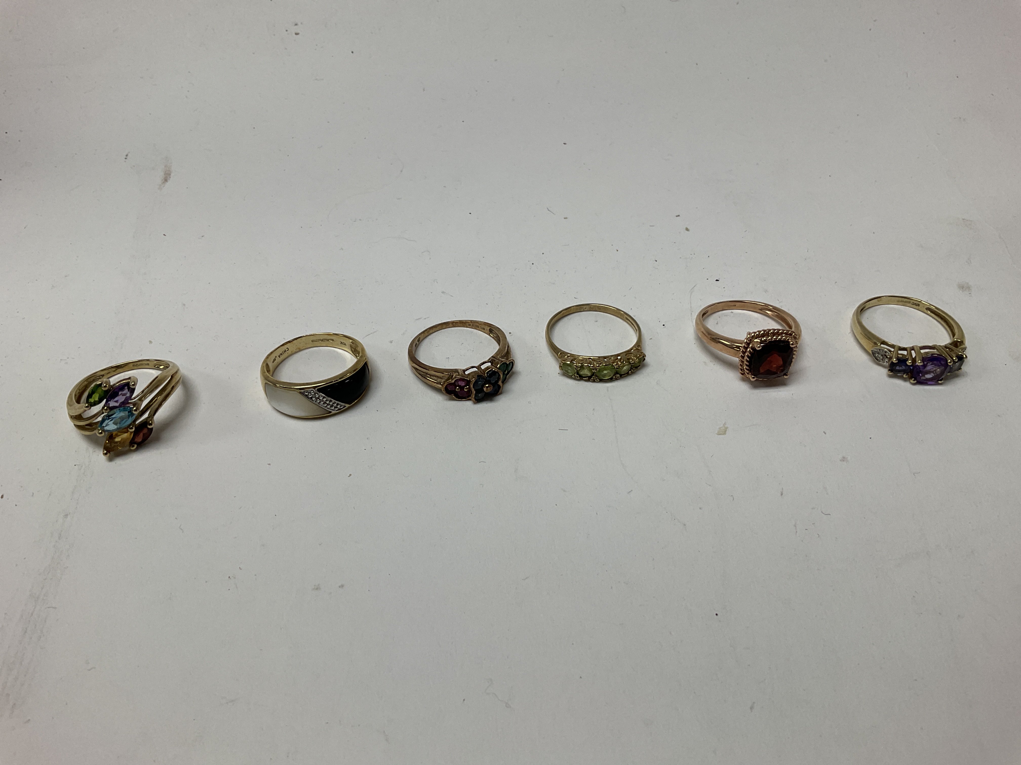 A collection of six 9ct gold rings. Approx weight 17.35 grams.