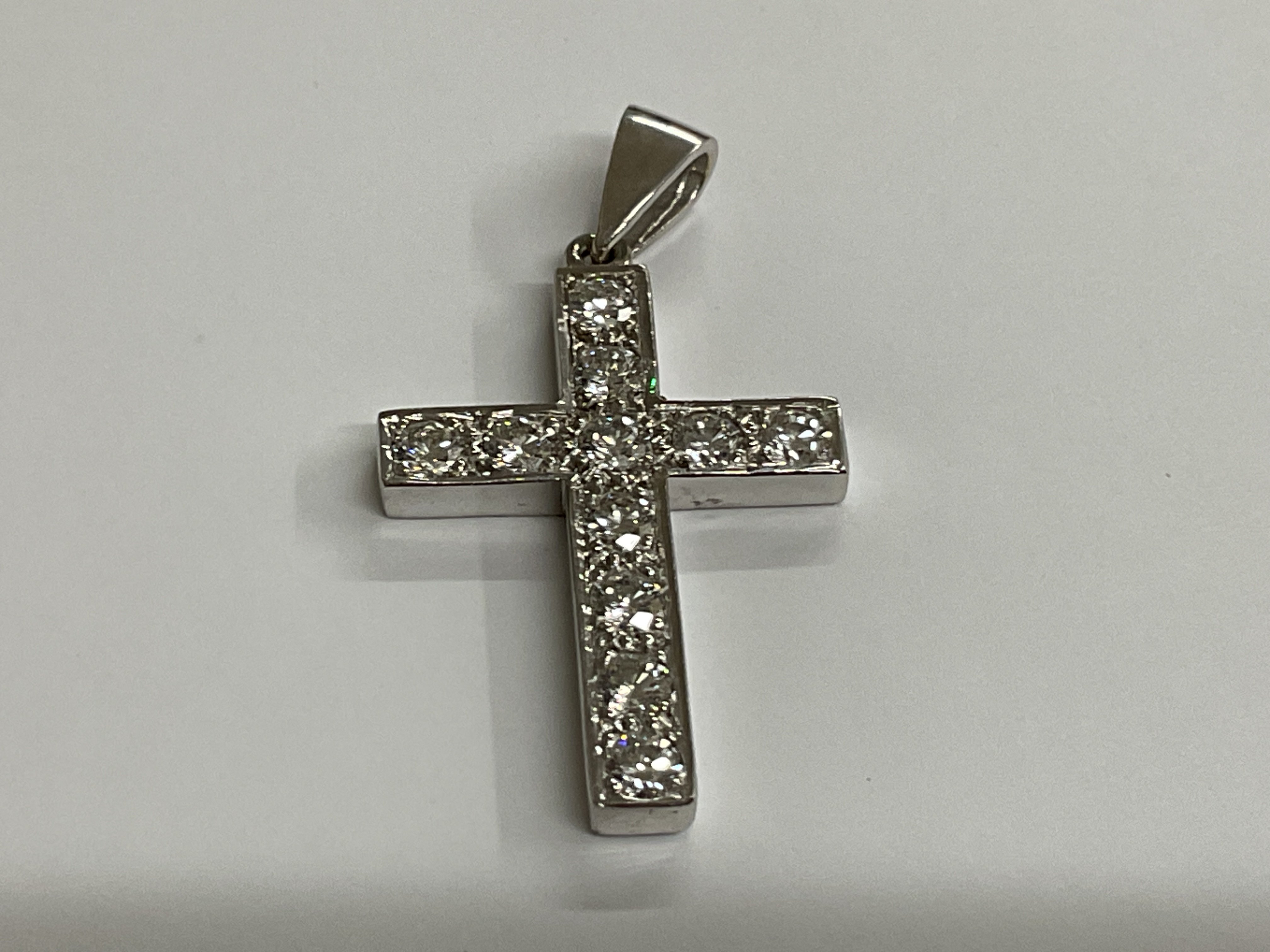 18ct white gold diamond pendant cross. 5.74g, x 11 diamonds, 1.10ct. Postage category A.